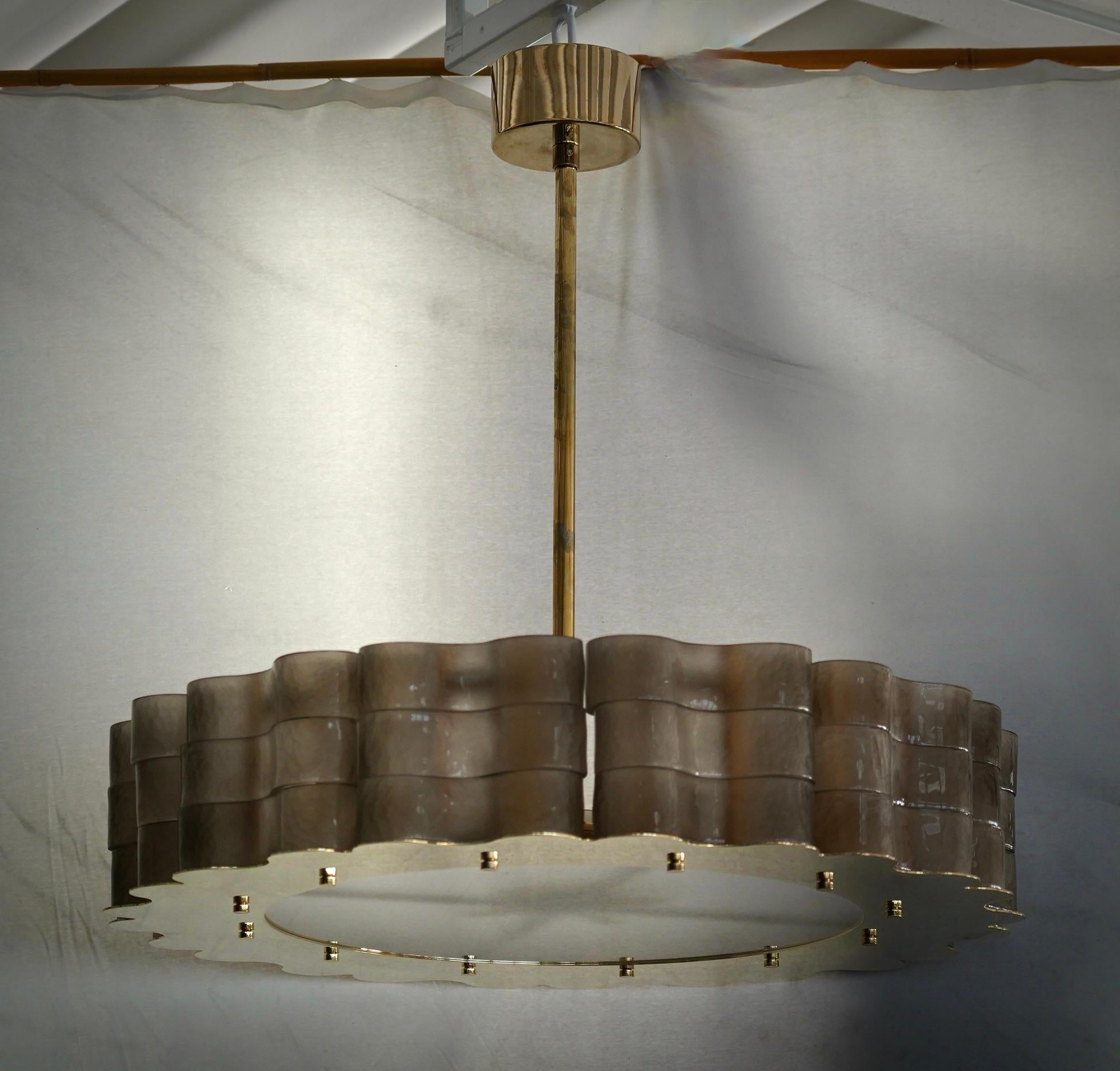 Lampadario e pendente tondo in vetro artistico fumé e ottone del Medioevo di Murano, 2000 in vendita 1