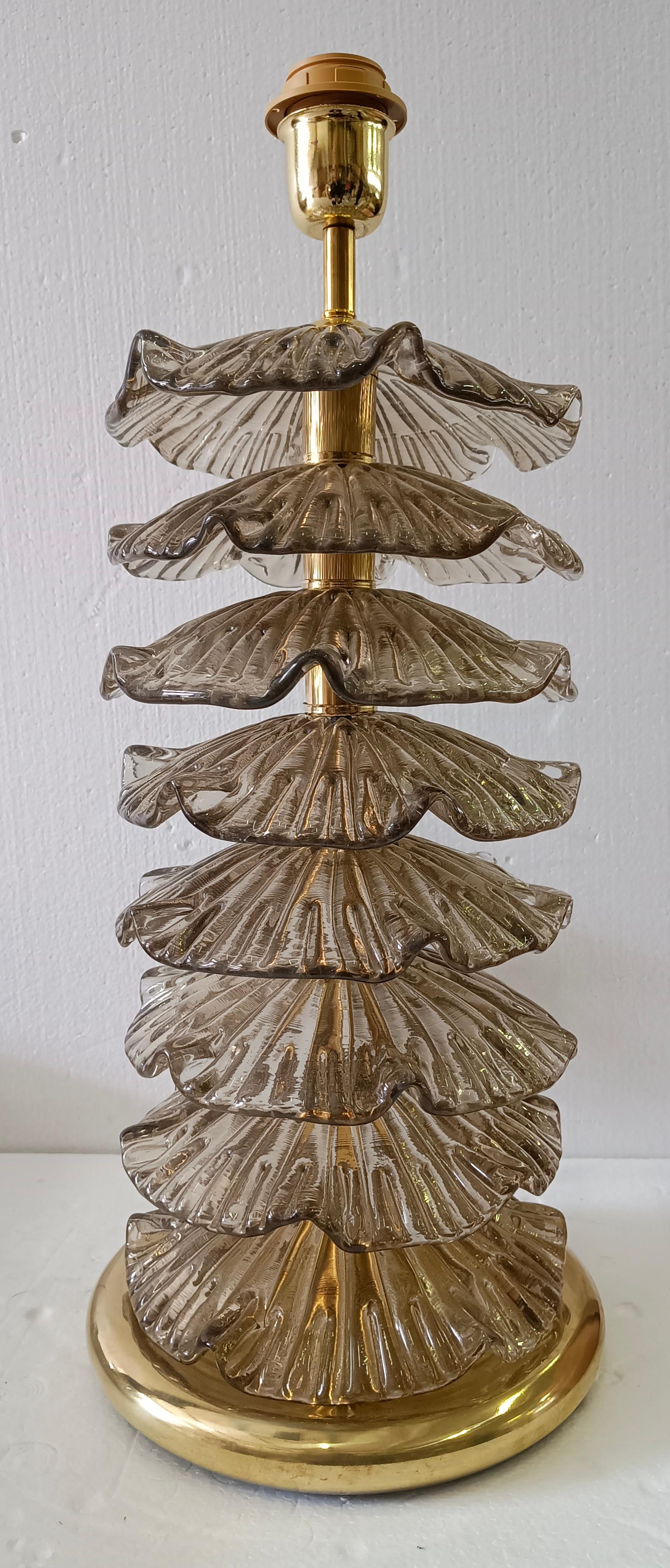 Lampe de bureau ronde du milieu du siècle dernier en verre d'art fumé de Murano et laiton, 2020 en vente 5