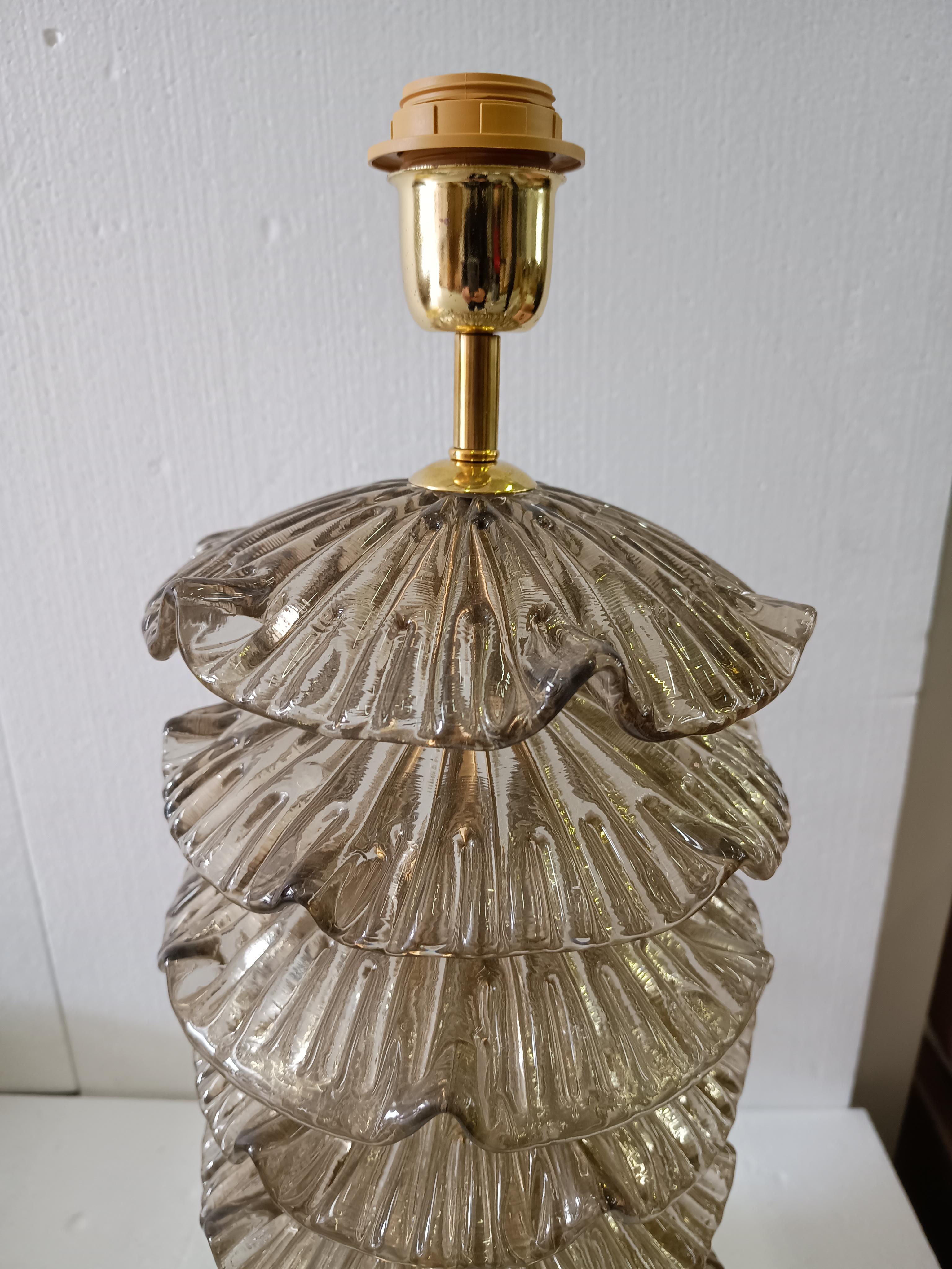 italien Lampe de bureau ronde du milieu du siècle dernier en verre d'art fumé de Murano et laiton, 2020 en vente