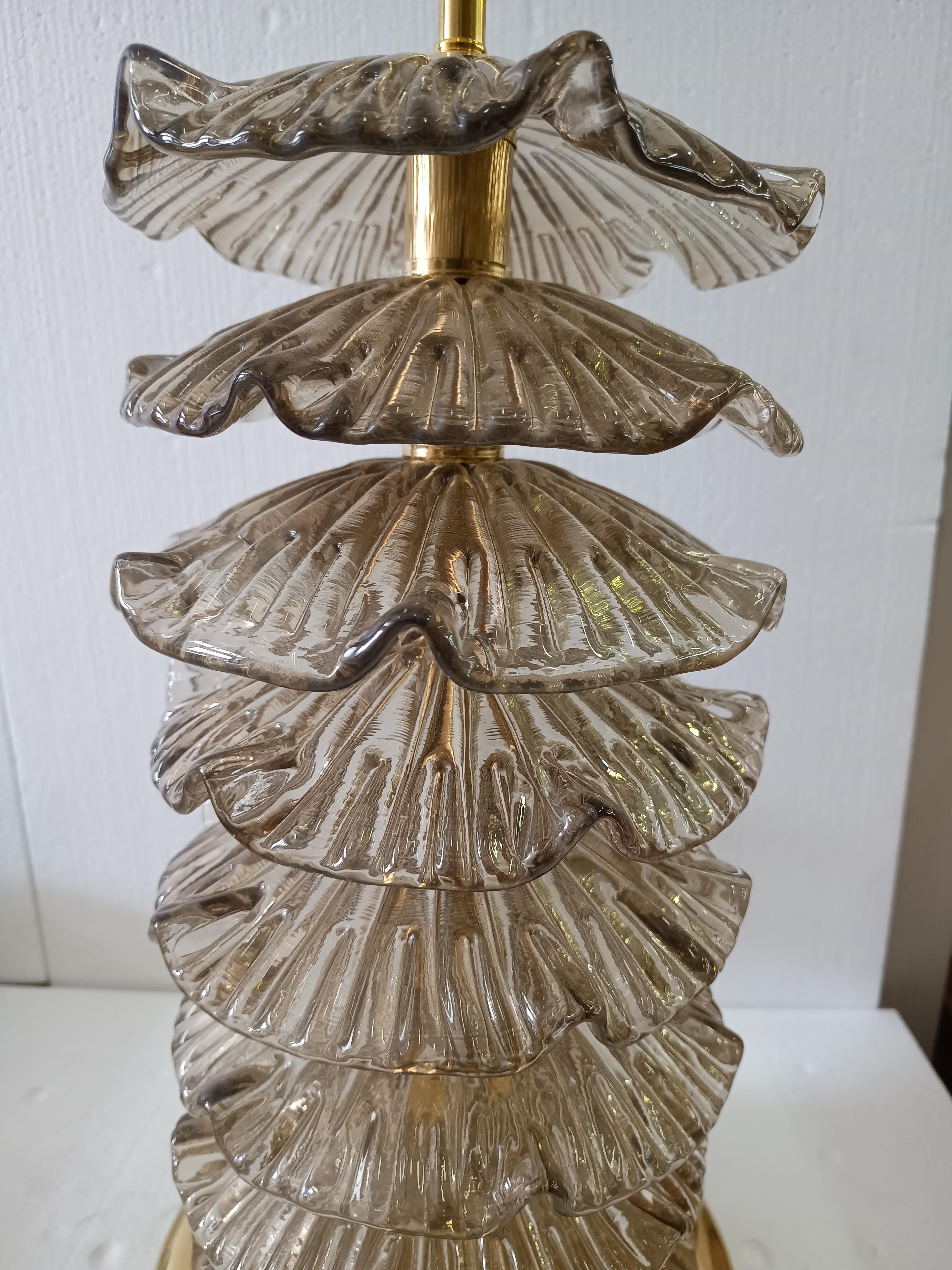 Lampe de bureau ronde du milieu du siècle dernier en verre d'art fumé de Murano et laiton, 2020 Bon état - En vente à Rome, IT