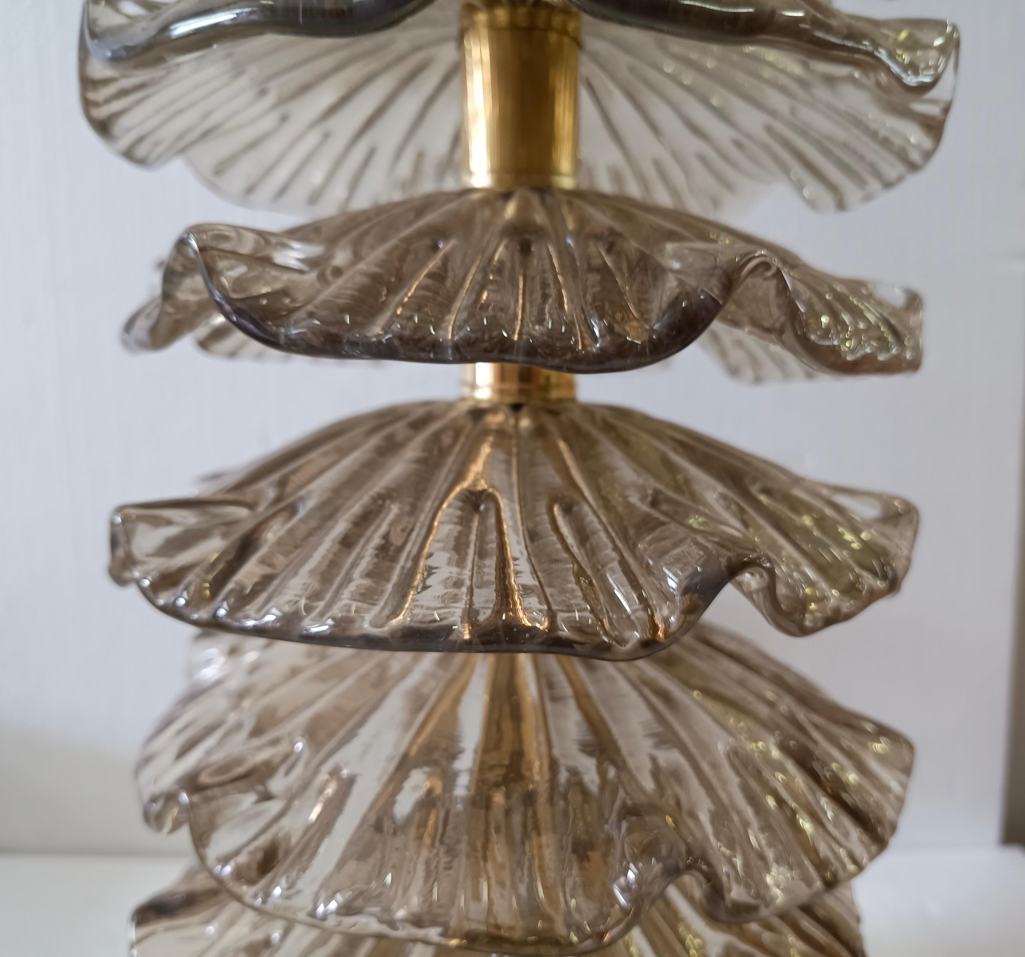 Laiton Lampe de bureau ronde du milieu du siècle dernier en verre d'art fumé de Murano et laiton, 2020 en vente