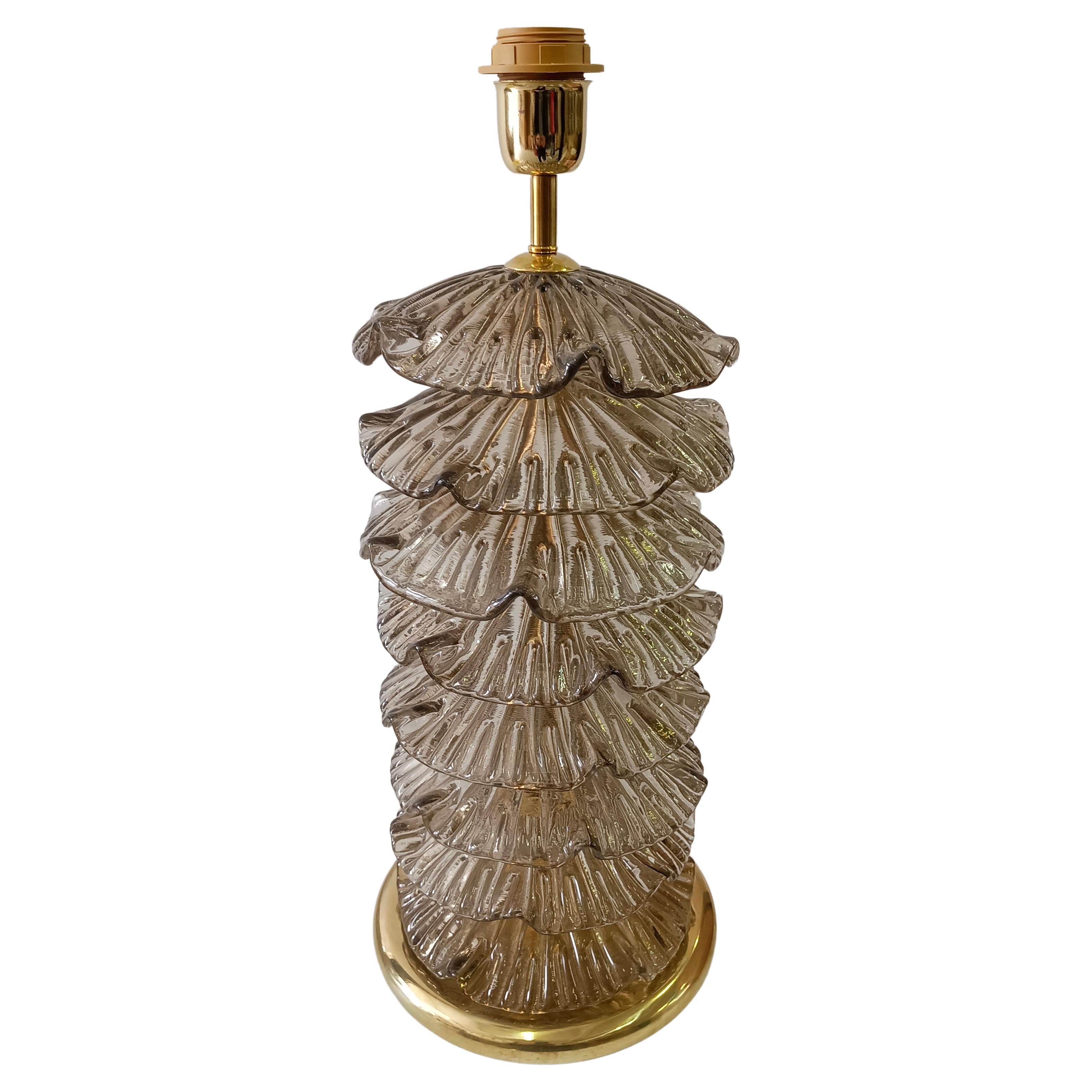 Lampe de bureau ronde du milieu du siècle dernier en verre d'art fumé de Murano et laiton, 2020