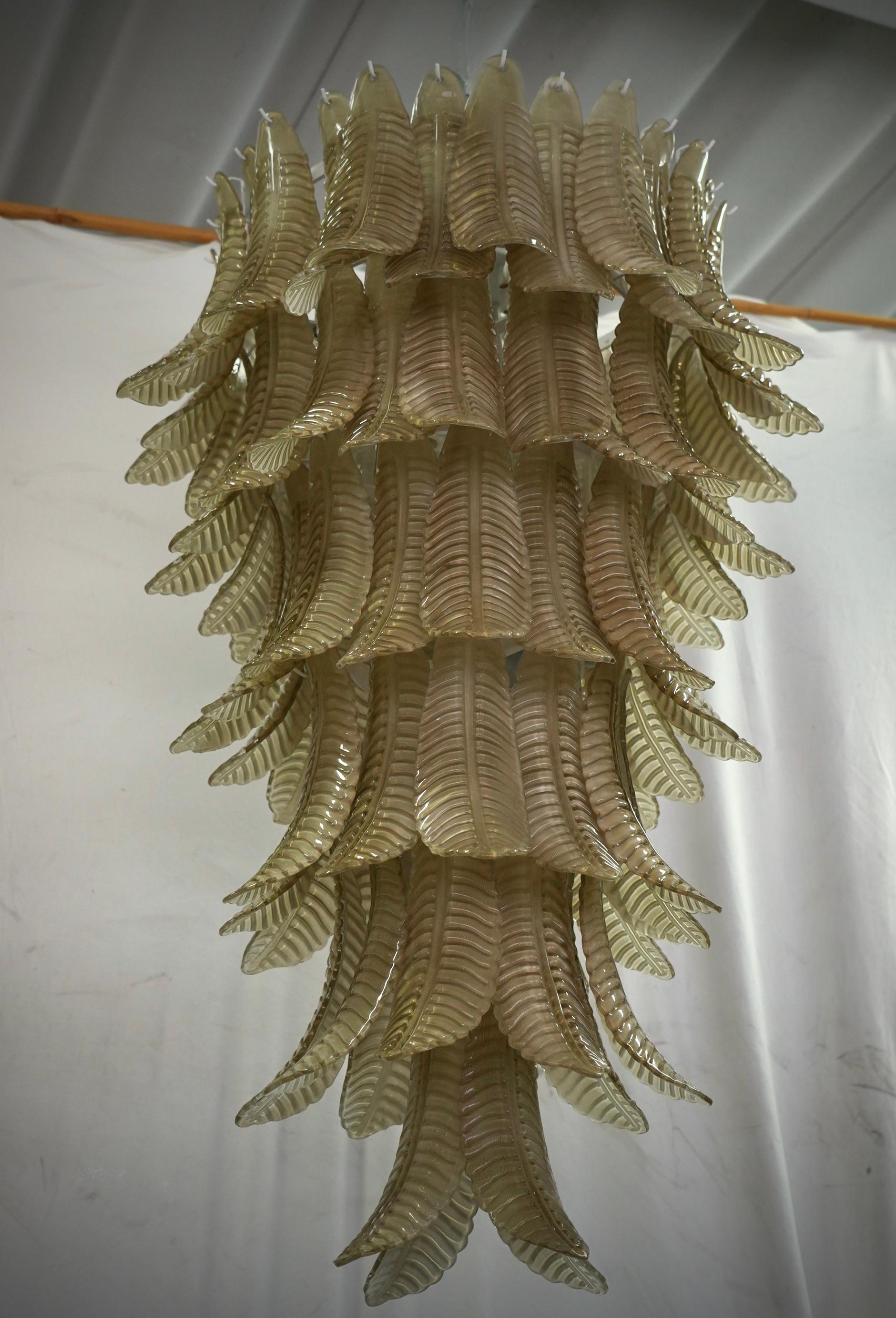 Un tripudio di foglie, con un elegante colore fumé. Raffinatezza e classe come nello stile di Murano, pezzi unici che rimangono sempre preziosi.

Struttura in ferro color oro con foglie in vetro di Murano color fumo tutt'intorno. La foglia ha una