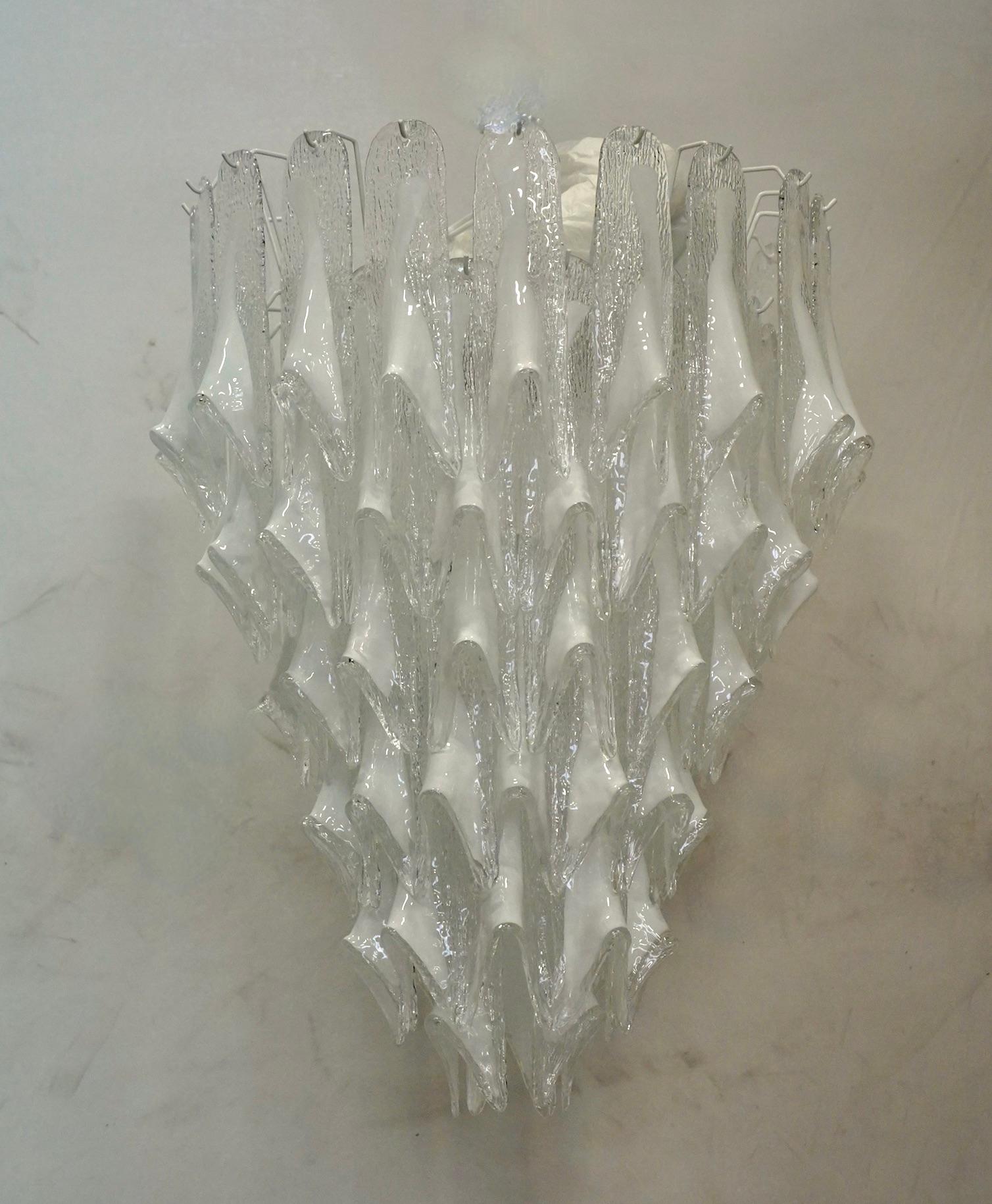 Extraordinary transparent white and color for this Murano chandelier, a strong white color with a unique transparency. Its white color is really guessed for a different and original chandelier from others. A beautiful stain of color above your