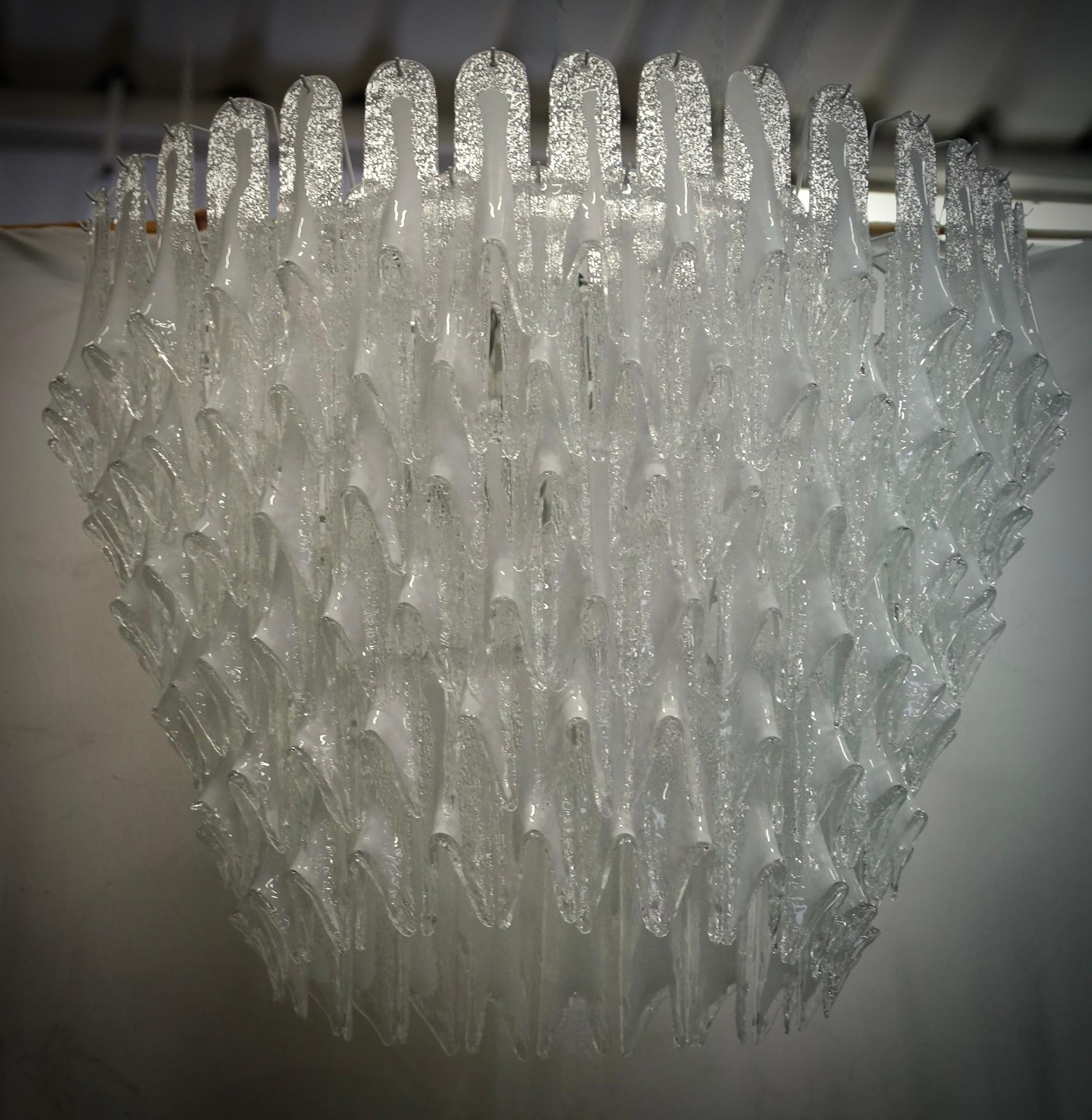 Extraordinary transparent and white color for this Murano chandelier, a strong white color with a unique transparency. Its white color is really guessed for a different and original chandelier from others. A beautiful stain of color above your