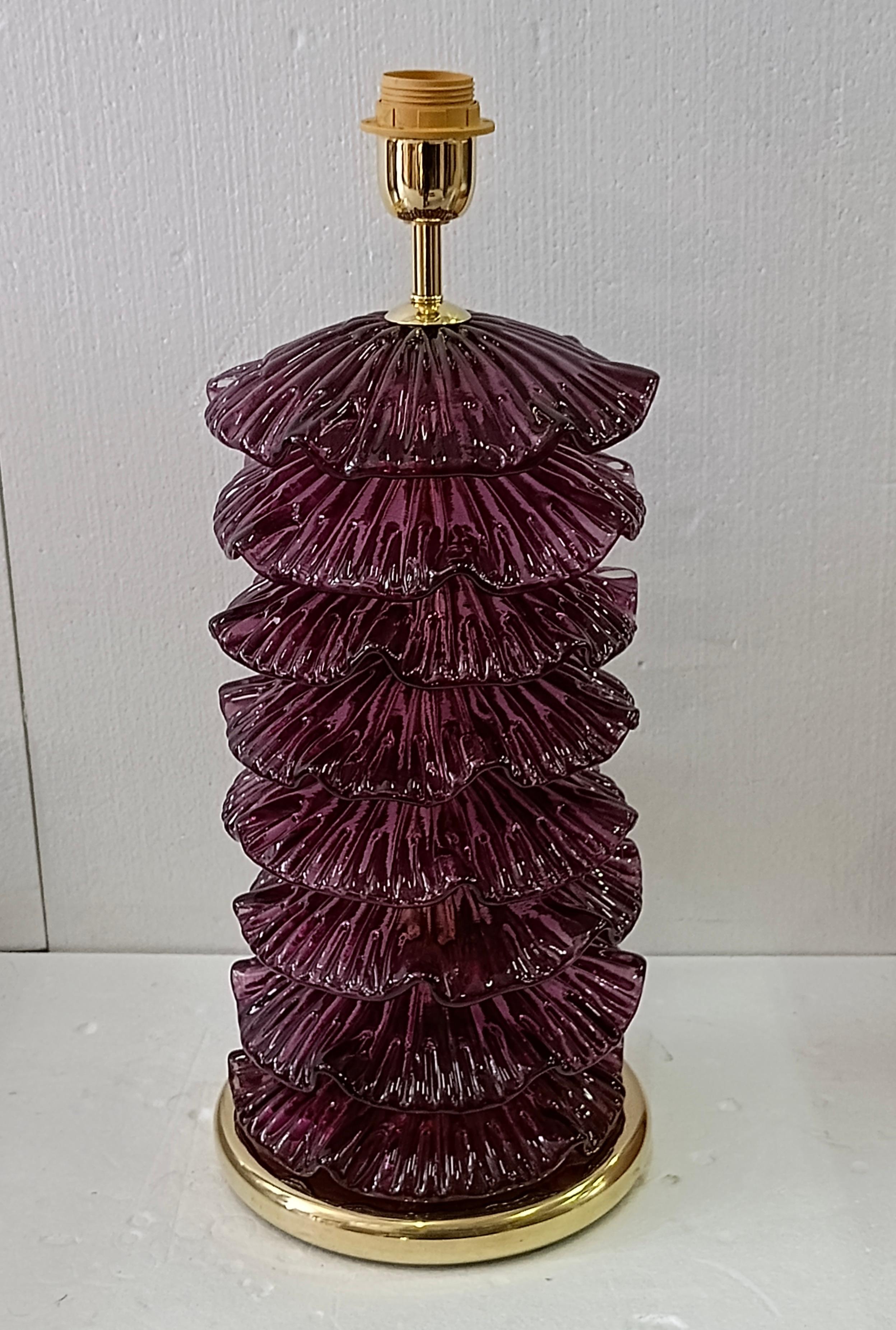 Mid-Century Modern Lampe de table du milieu du siècle en verre d'art violet et laiton, Murano, 2020 en vente