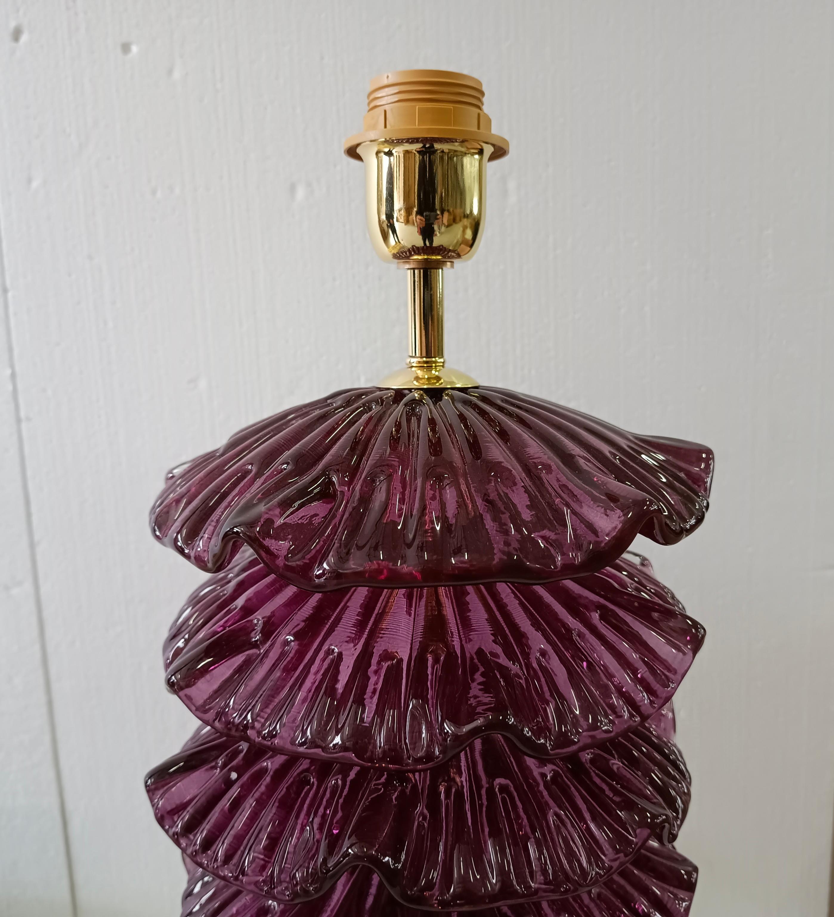 italien Lampe de table du milieu du siècle en verre d'art violet et laiton, Murano, 2020 en vente