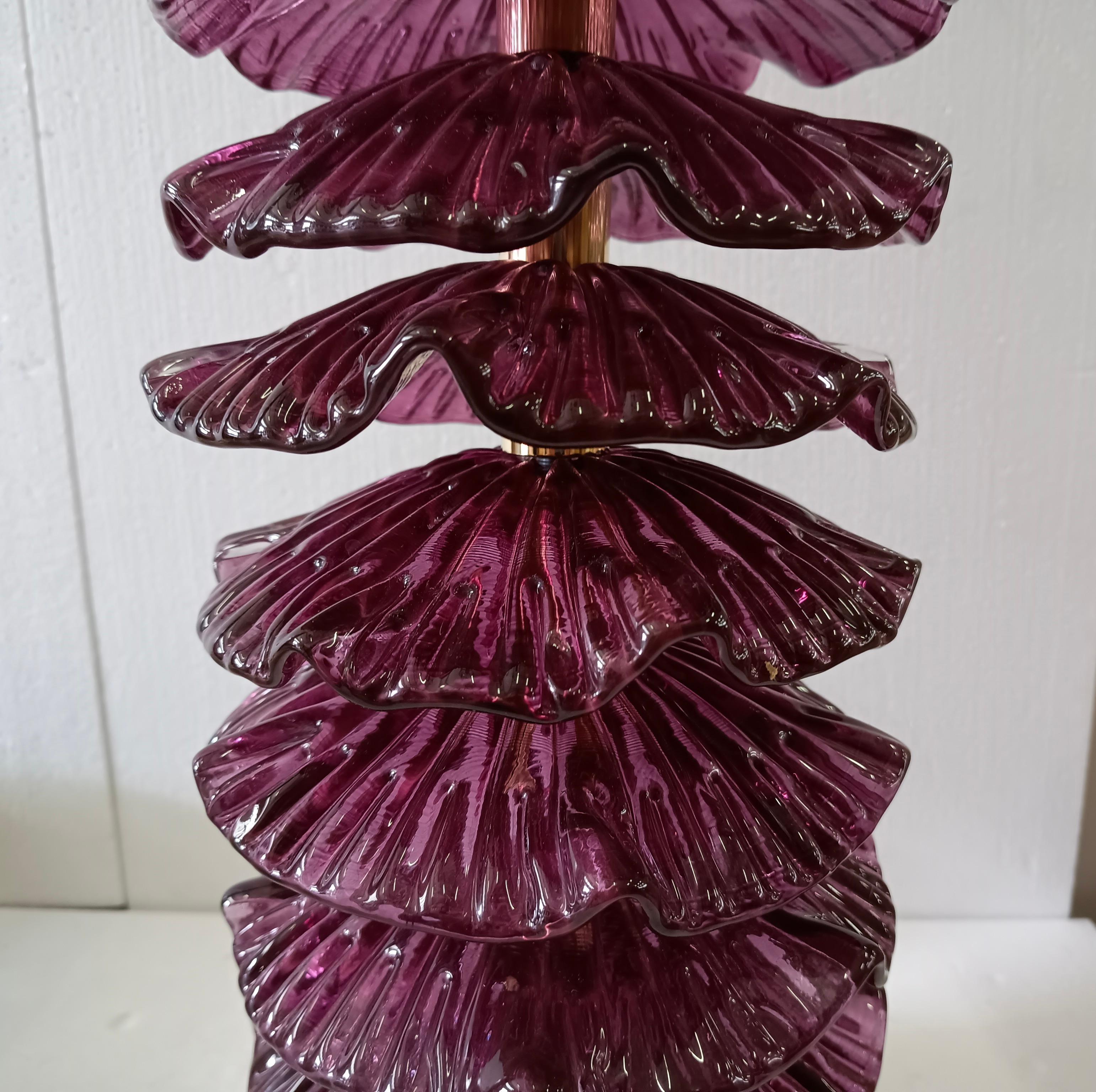 XXIe siècle et contemporain Lampe de table du milieu du siècle en verre d'art violet et laiton, Murano, 2020 en vente