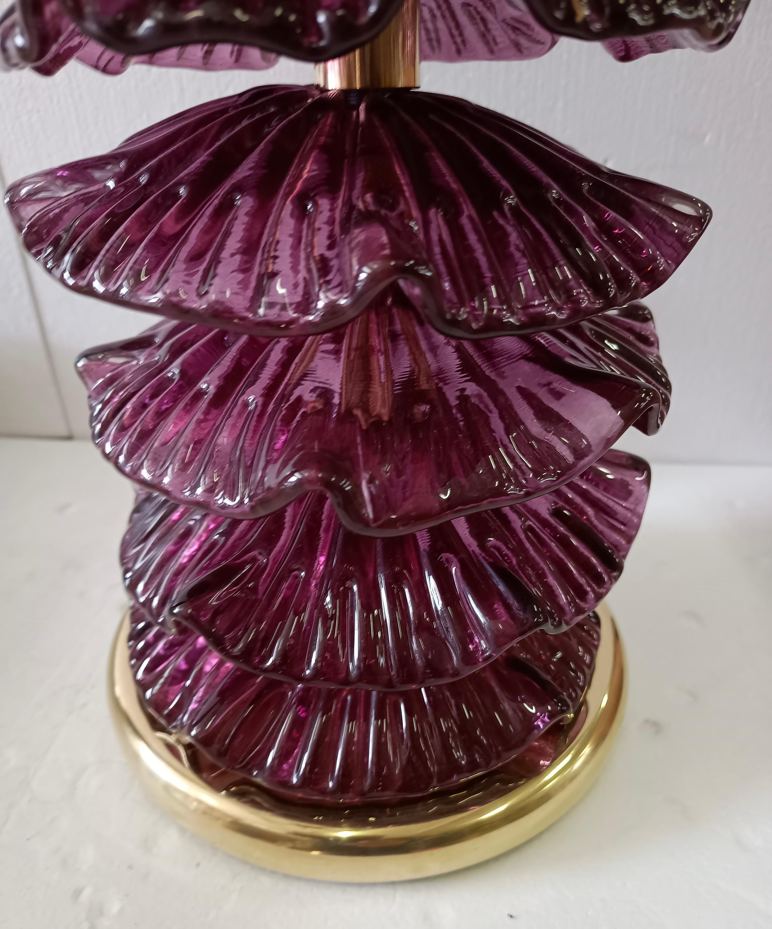 Laiton Lampe de table du milieu du siècle en verre d'art violet et laiton, Murano, 2020 en vente