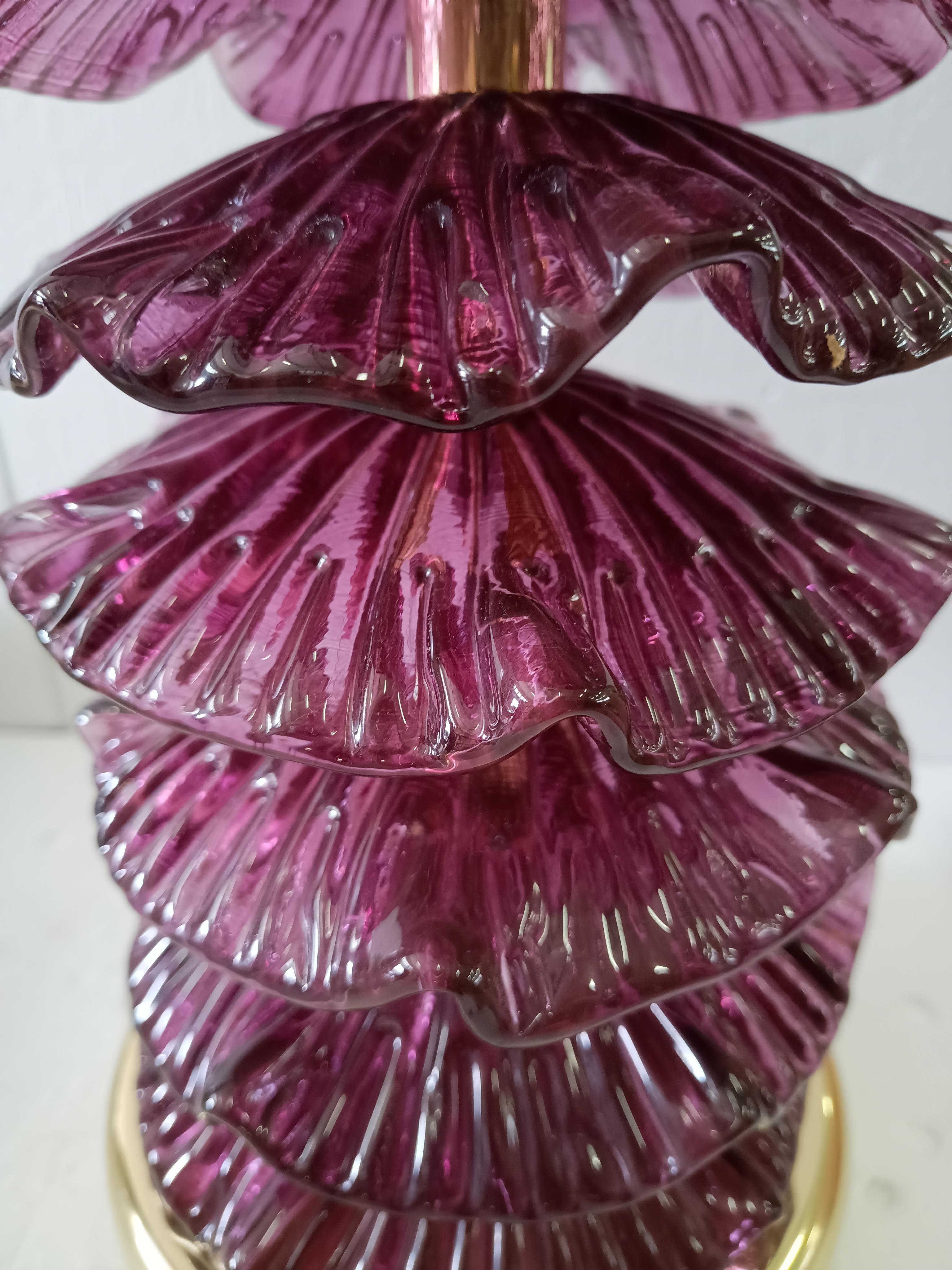 Lampe de table du milieu du siècle en verre d'art violet et laiton, Murano, 2020 en vente 1