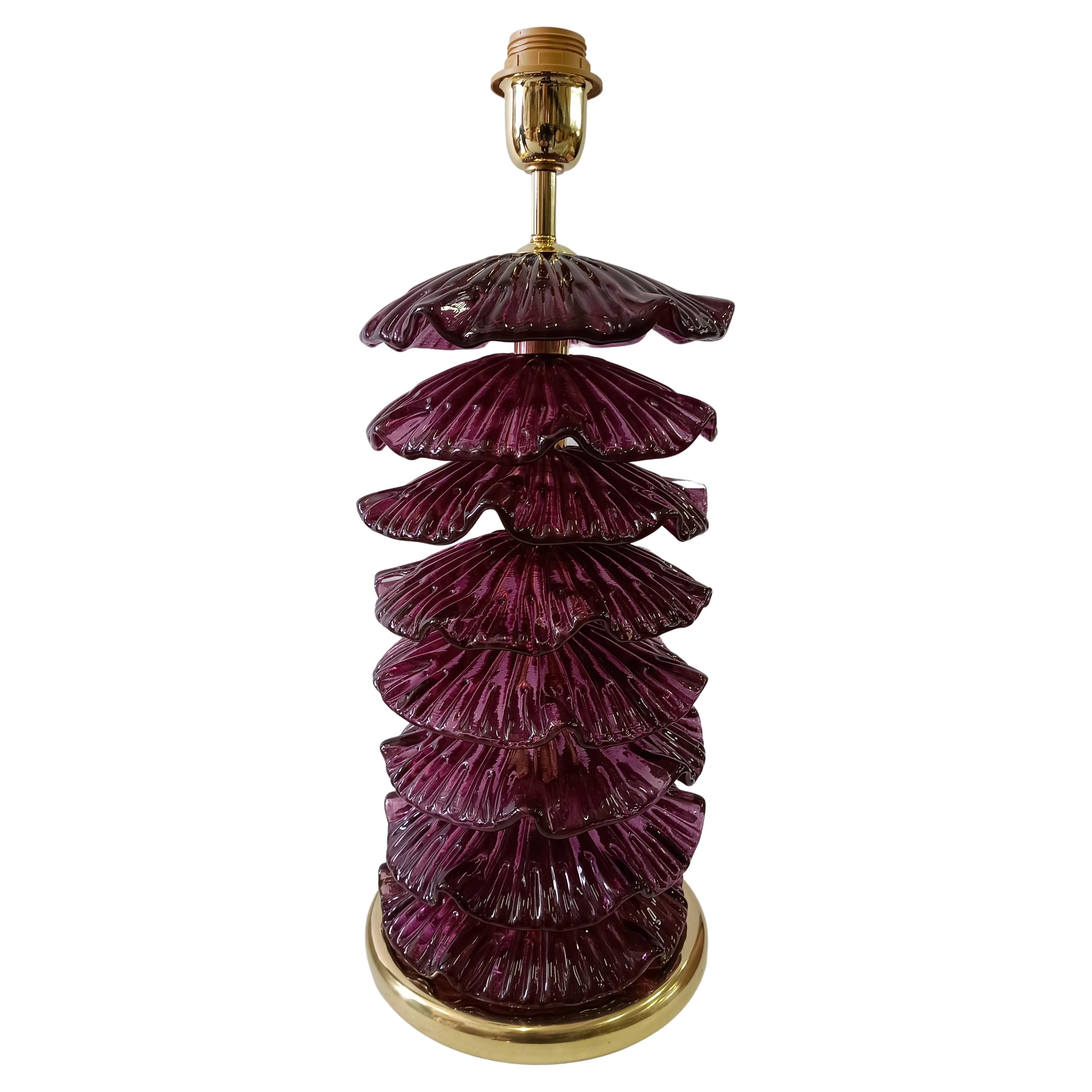 Lampe de table du milieu du siècle en verre d'art violet et laiton, Murano, 2020 en vente