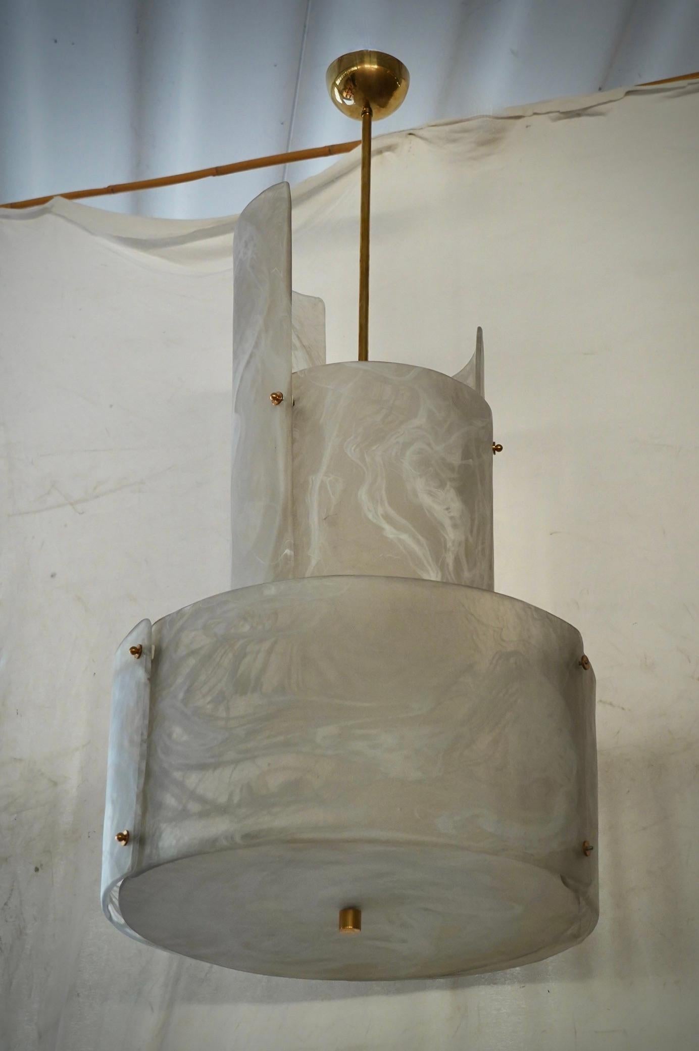 Lampadari e pendenti rotondi in vetro artistico bianco e ottone di Murano, 2020 in vendita 3