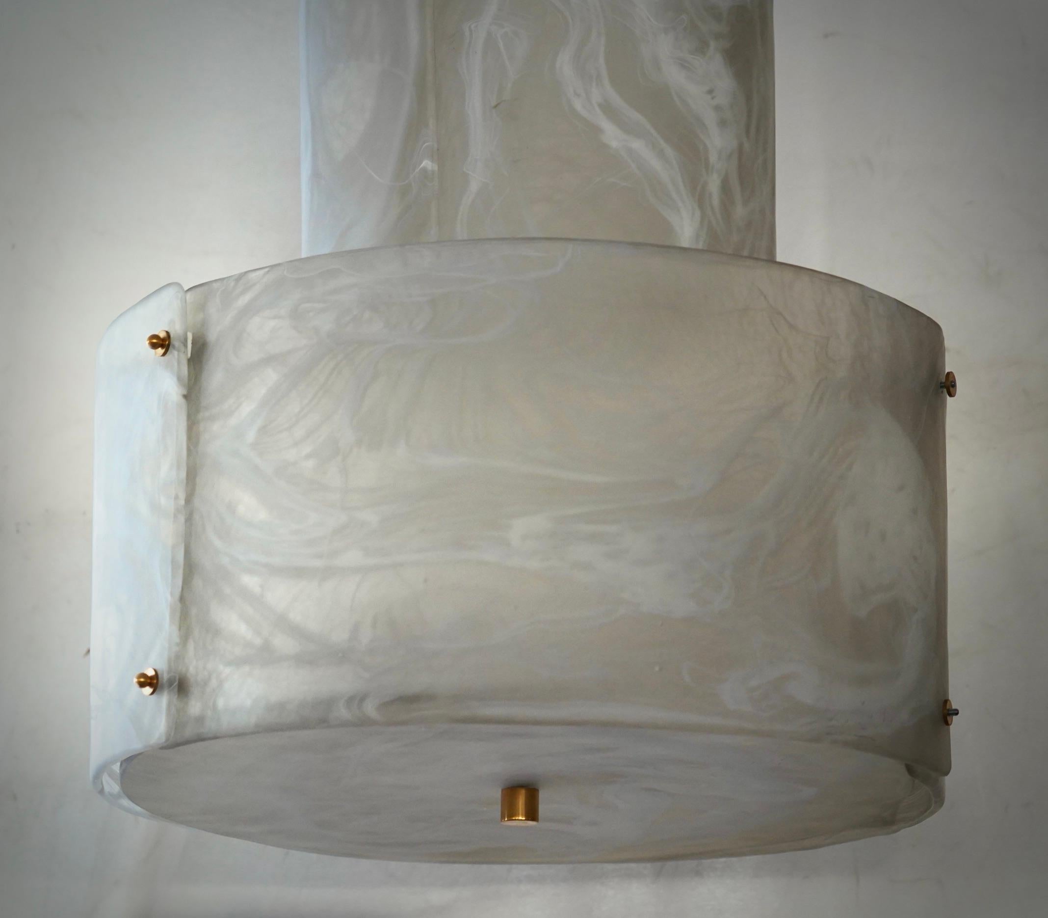 Mid-Century moderno Lampadari e pendenti rotondi in vetro artistico bianco e ottone di Murano, 2020 in vendita
