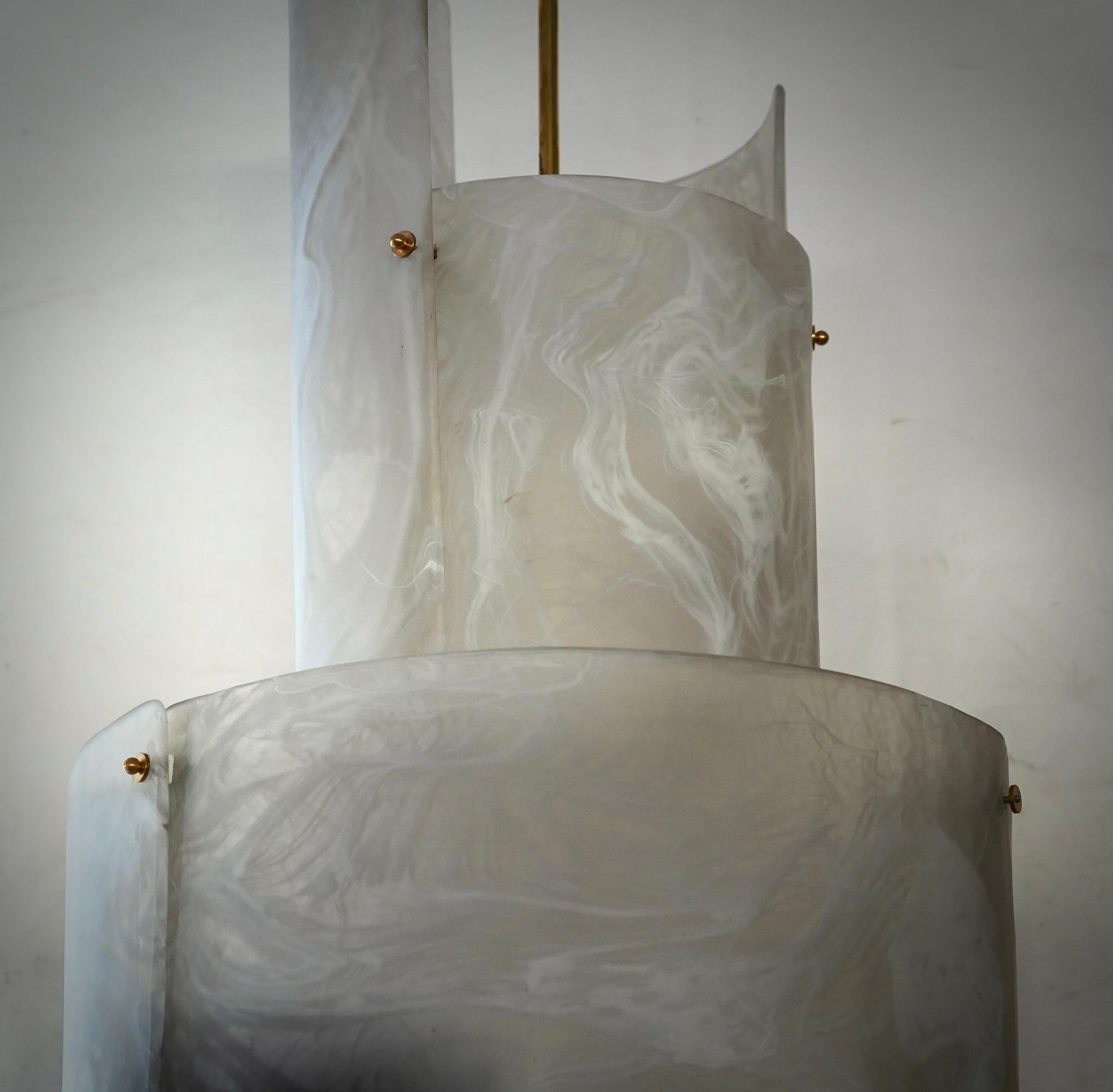 Italiano Lampadari e pendenti rotondi in vetro artistico bianco e ottone di Murano, 2020 in vendita