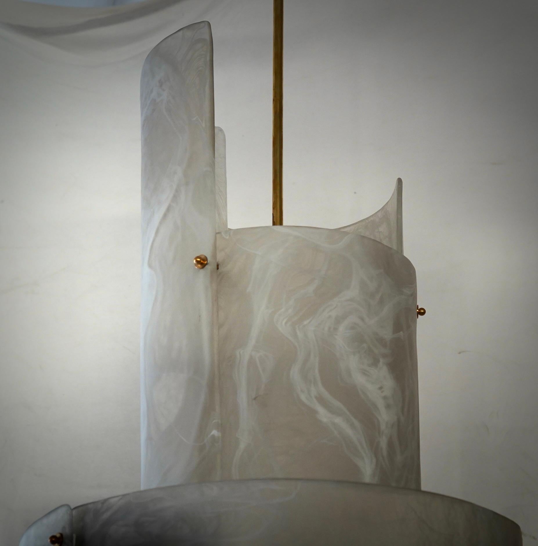 Lampadari e pendenti rotondi in vetro artistico bianco e ottone di Murano, 2020 In condizioni buone in vendita a Roma, Lazio