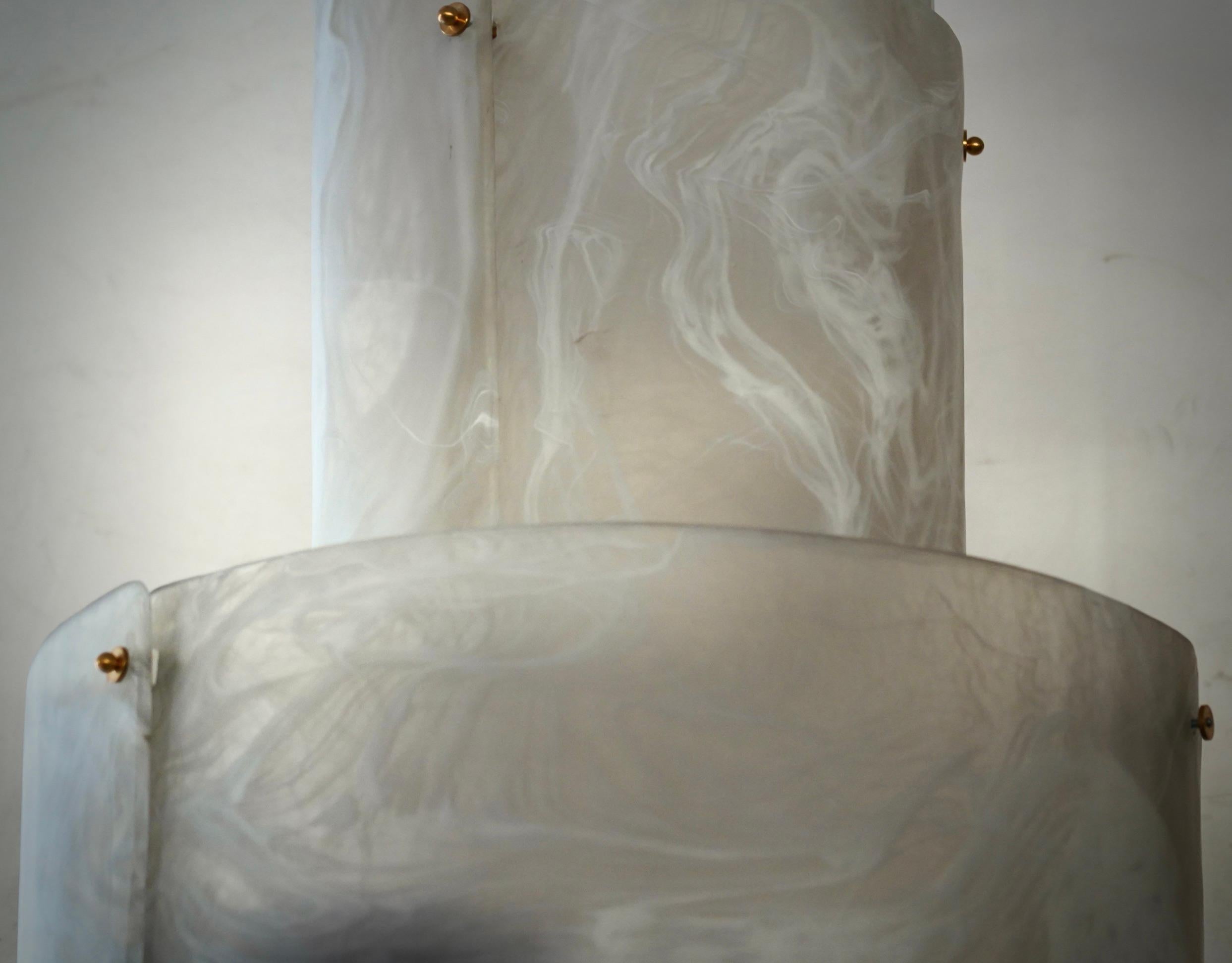 XXI secolo e contemporaneo Lampadari e pendenti rotondi in vetro artistico bianco e ottone di Murano, 2020 in vendita