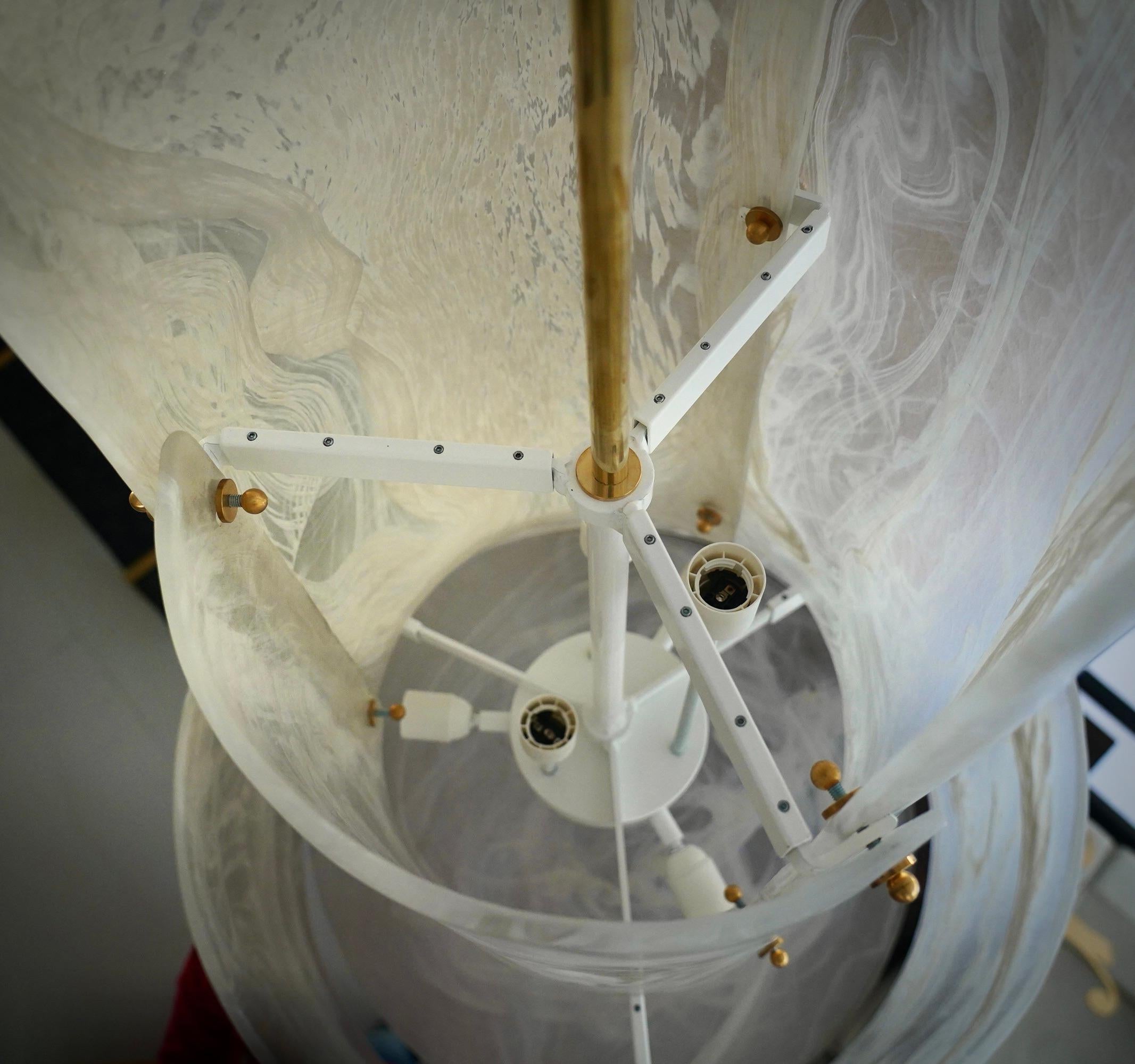 Ottone Lampadari e pendenti rotondi in vetro artistico bianco e ottone di Murano, 2020 in vendita