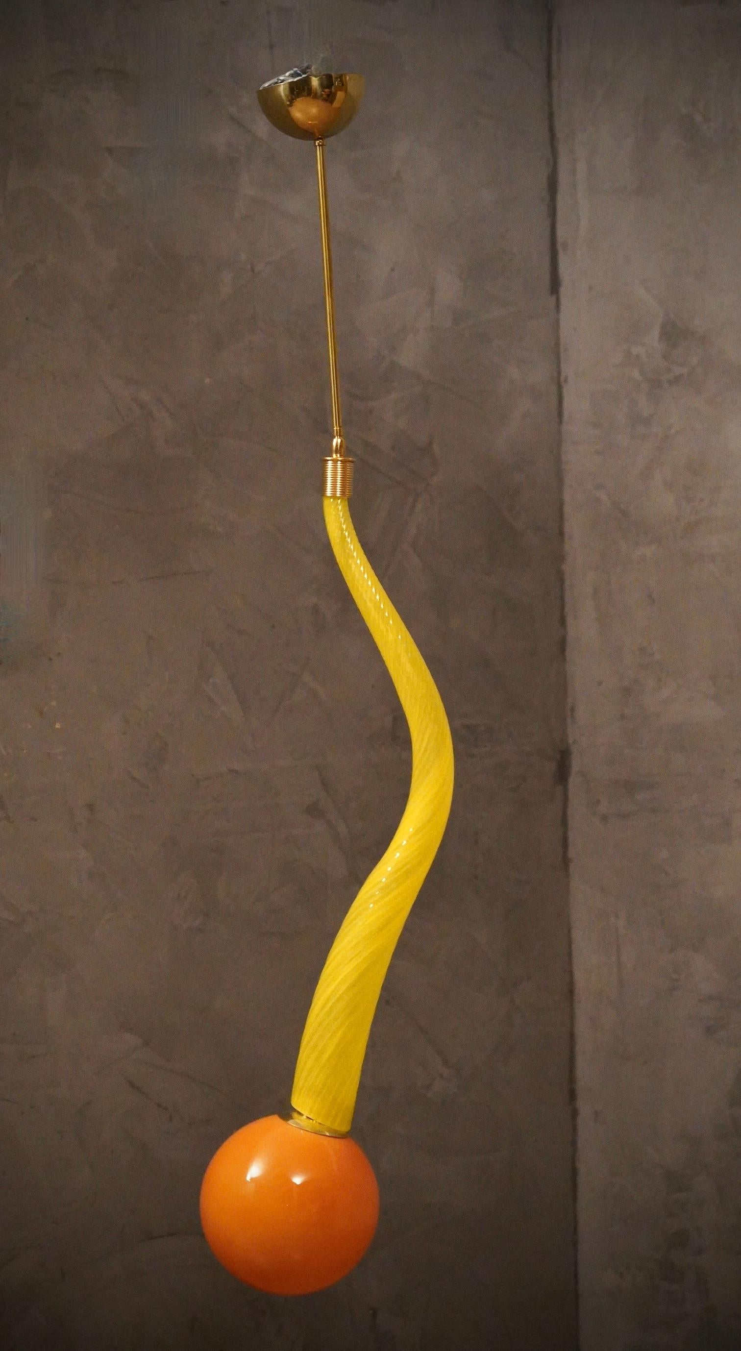 Lustre et pendentif rond en verre jaune de Murano et laiton, 1960 en vente 1