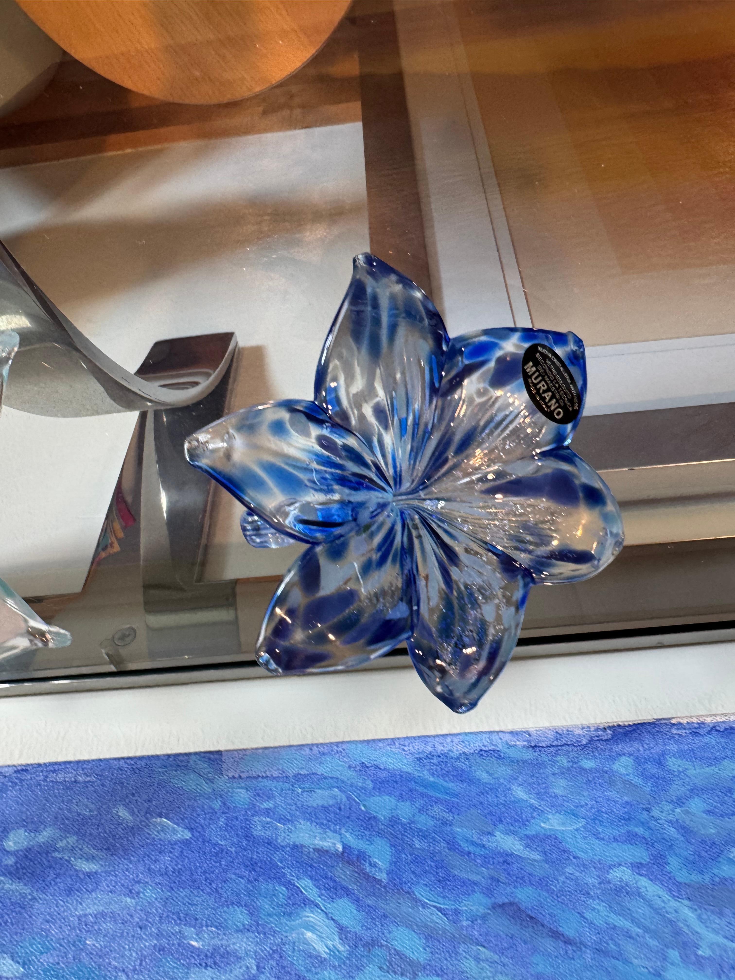 Questo fiore è soffiato a mano.
È stato realizzato a Murano, in Italia. 
Ha un bellissimo e ricco colore blu reale.

È un ottimo regalo.