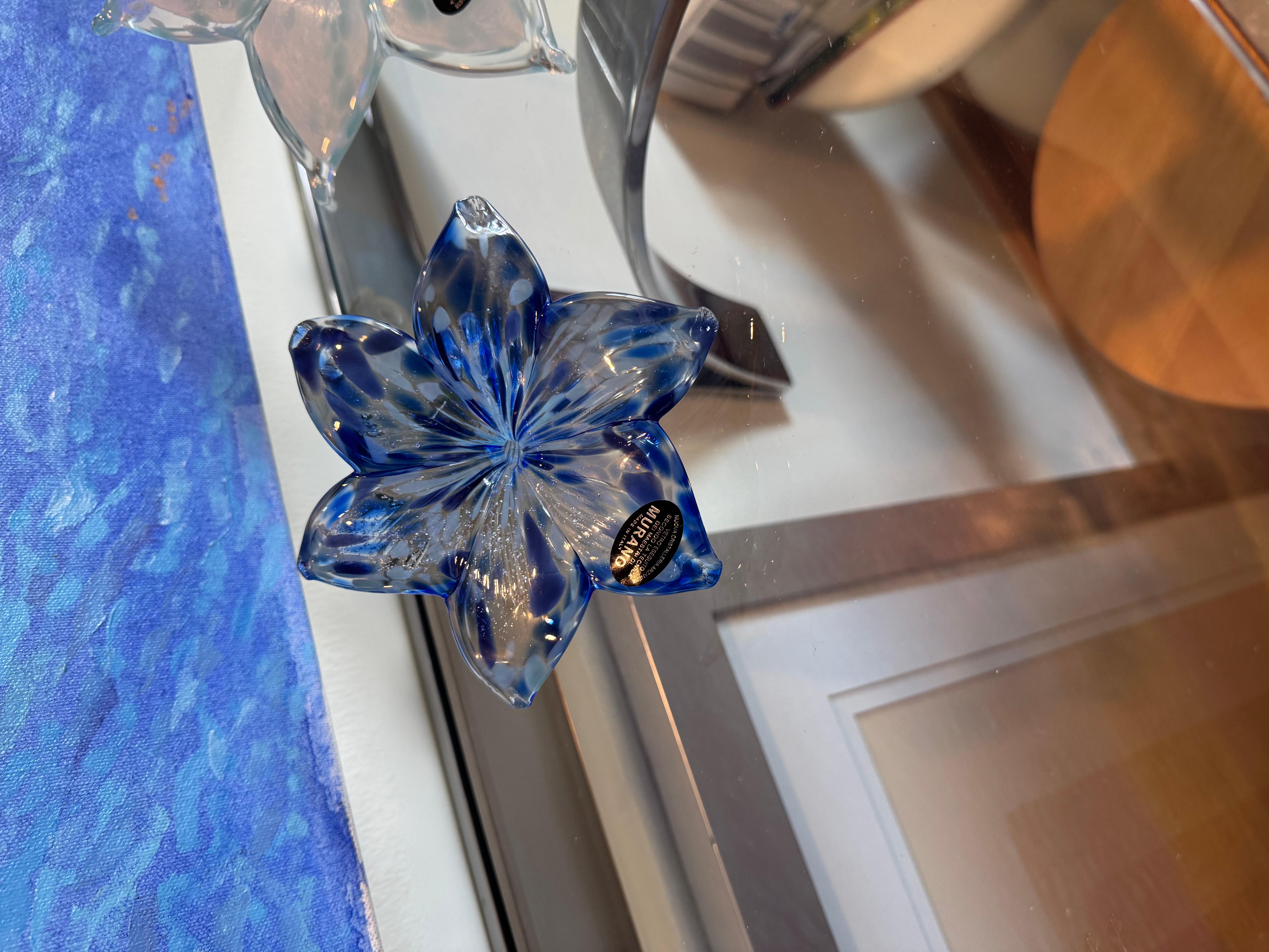 Postmoderno Fiore soffiato a mano blu reale di Murano in vendita