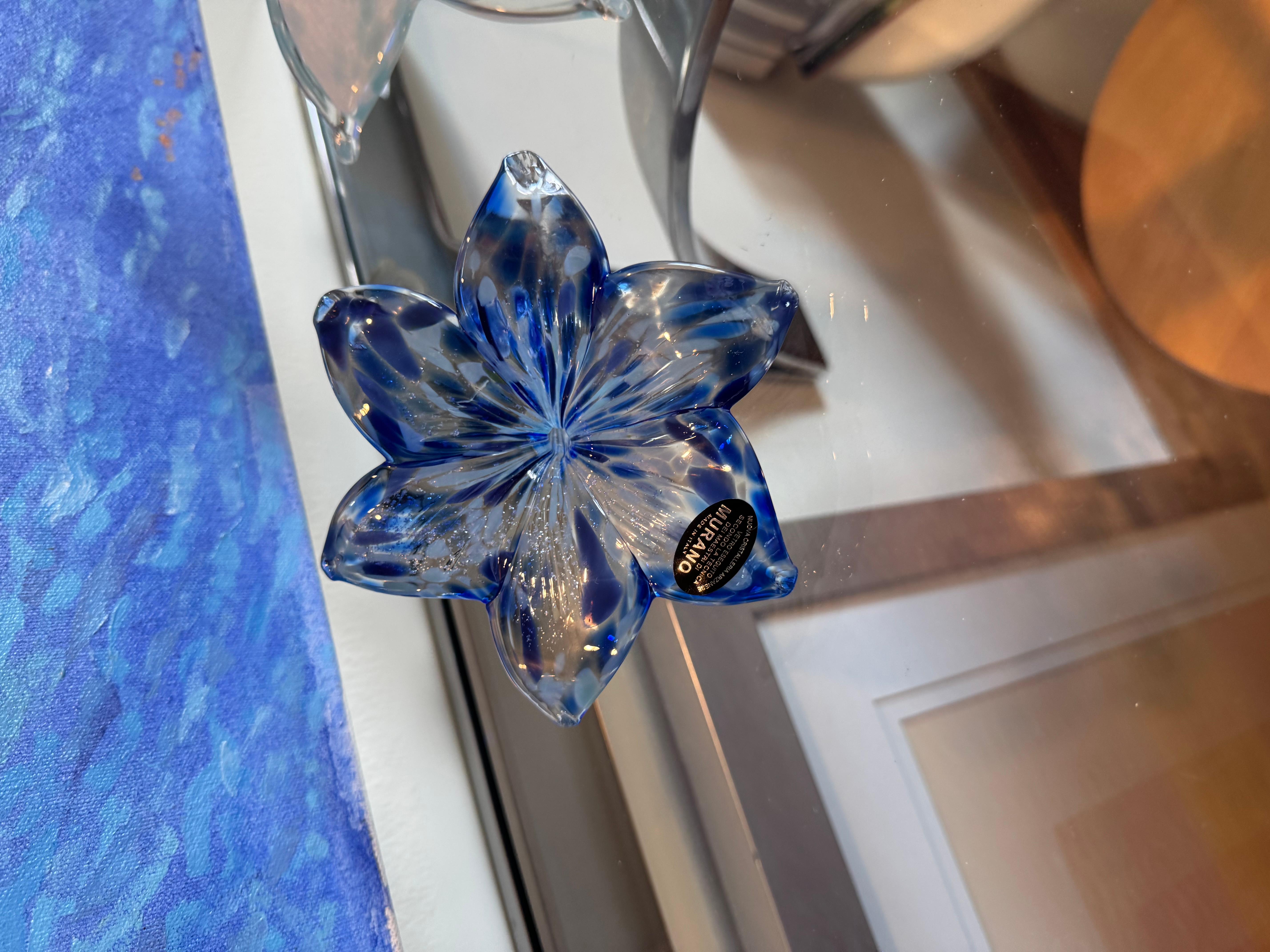 Italiano Fiore soffiato a mano blu reale di Murano in vendita