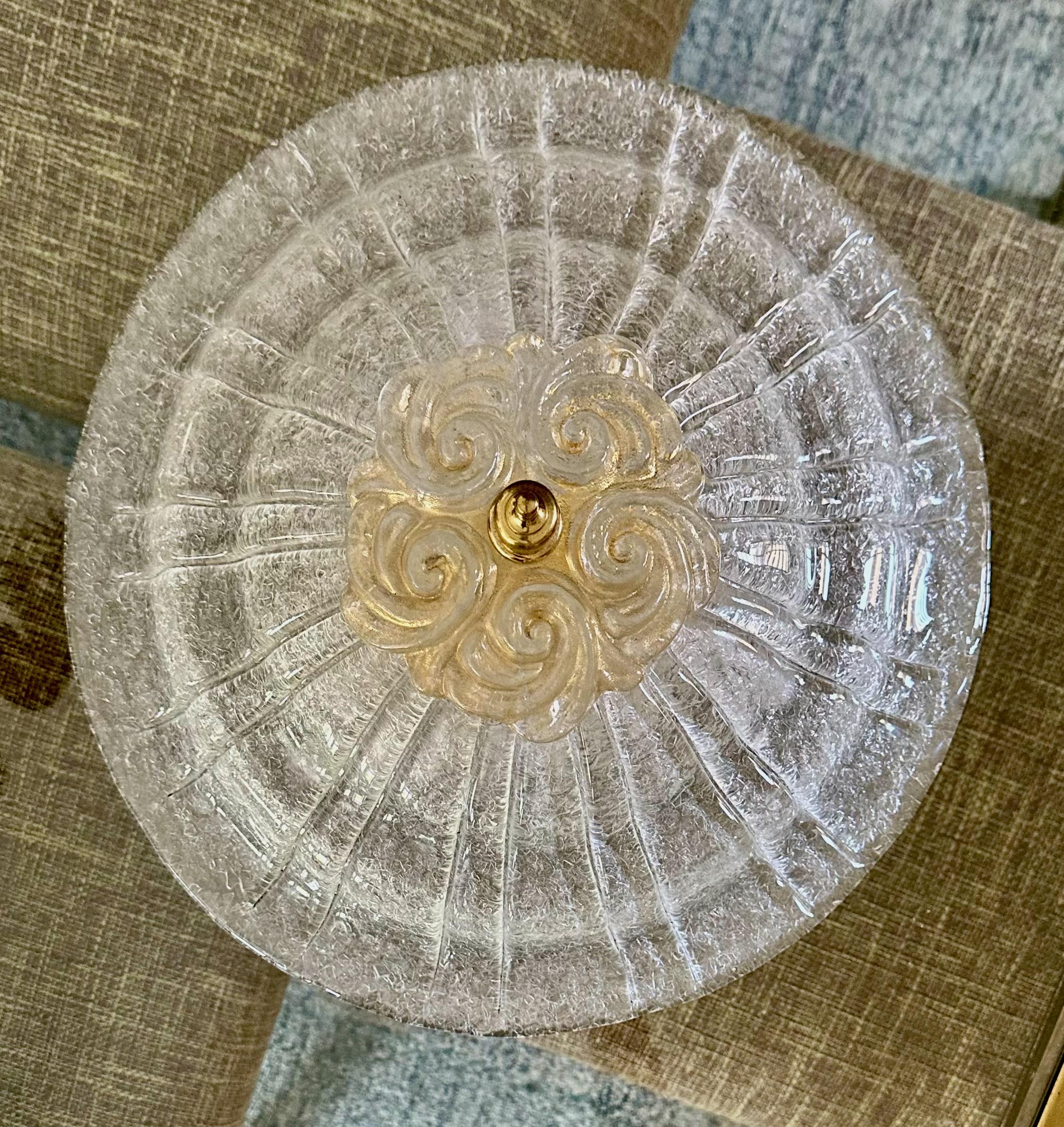 Plafonnier encastré en verre Murano clair avec pièce centrale en verre doré. Réalisé selon la technique du 