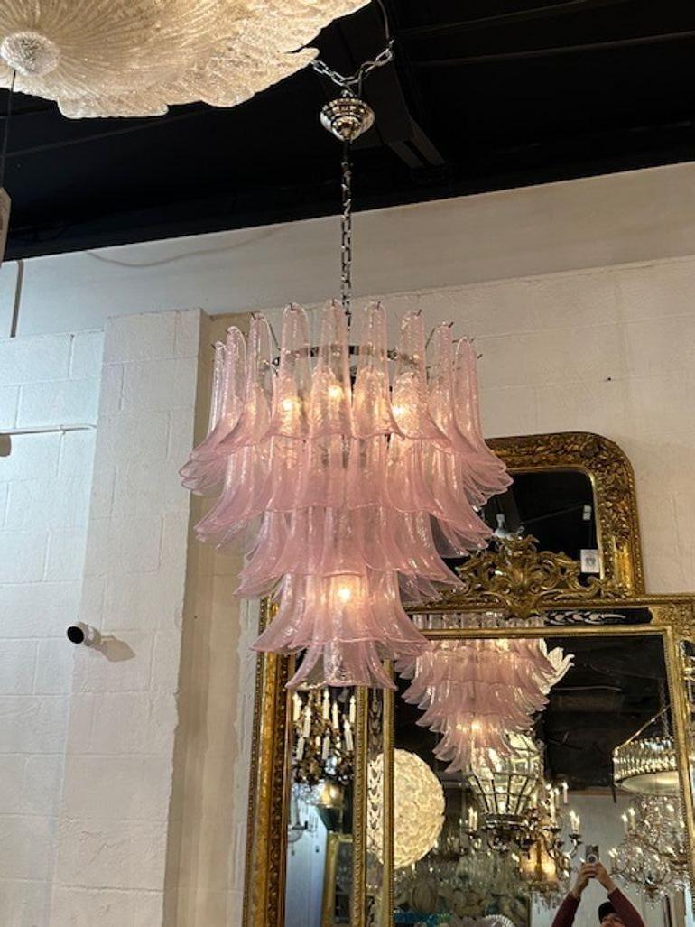 Lustre moderne en cascade en verre Murano de couleur rose tendre. Vers 2000. Le lustre a été recâblé par des professionnels et est livré avec une chaîne et un baldaquin assortis. Il est prêt à être suspendu !