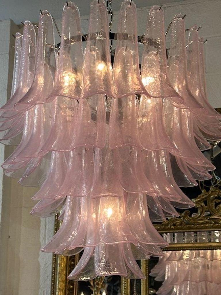 XXI secolo e contemporaneo Lampadario a cascata di Murano Saddle in rosa in vendita