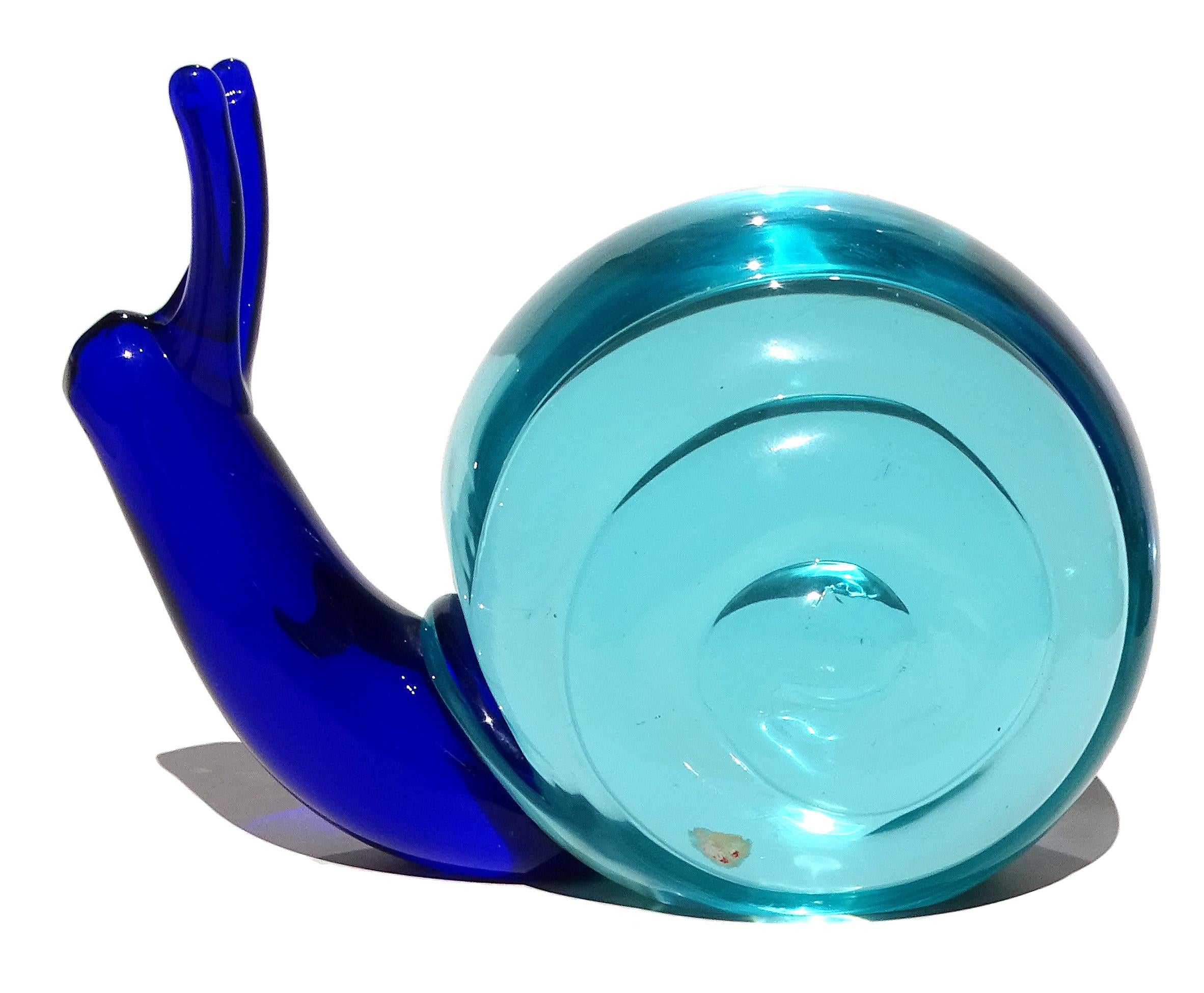 Beautiful, and large, vintage Murano hand blown Sommerso cobalt blue snail, with light blue shell Italian art glass sculpture. The piece is documented to the Salviati company, and attributed to designer Luciano Gaspari. The figure is nicely