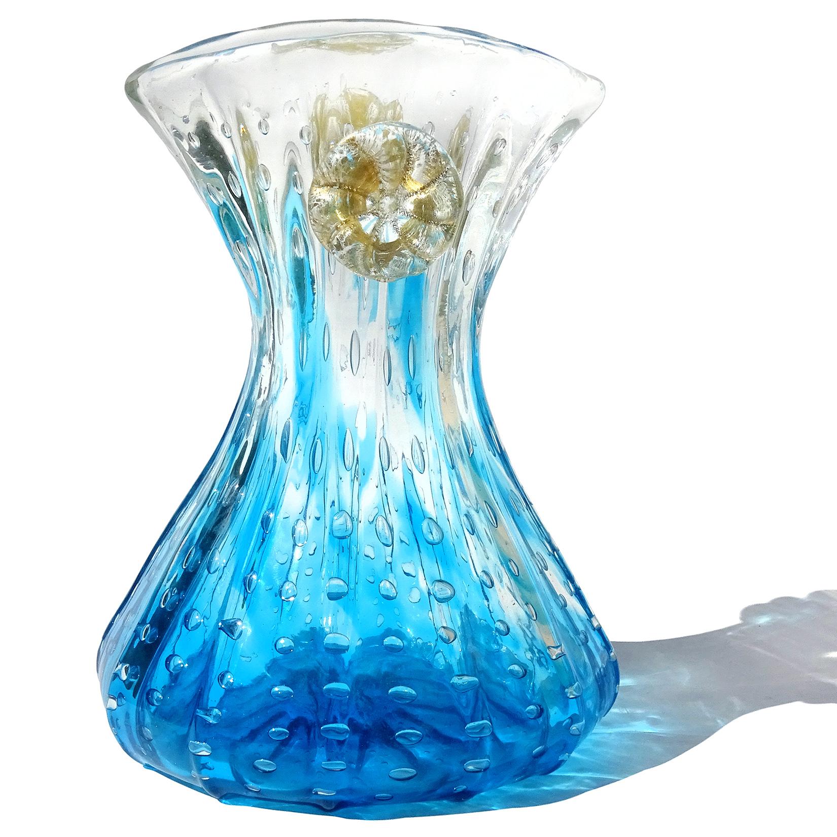 Bellissimo vaso in vetro artistico italiano antico di Murano soffiato a mano di un ricco blu zaffiro, con bolle di controllo e decorazioni floreali. È stato creato alla maniera di Barovier Seguso Ferro e dei primi Fratelli Toso. Il corpo del vaso ha