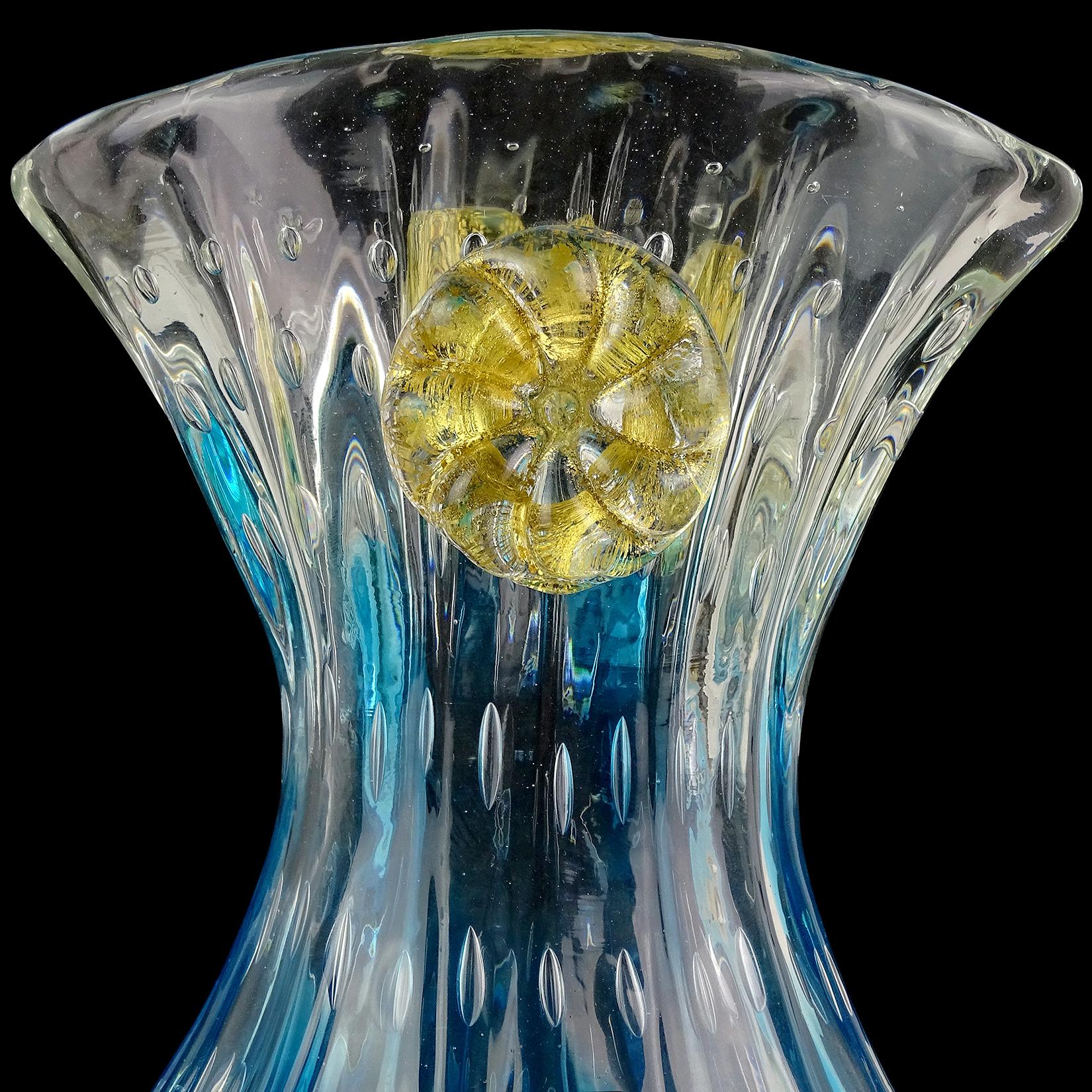 Italiano Vaso in vetro artistico italiano di Murano con bolle di controllo blu zaffiro e fiocchi d'oro in vendita