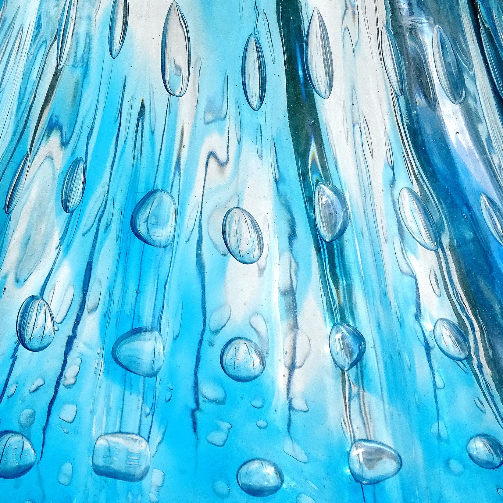Fatto a mano Vaso in vetro artistico italiano di Murano con bolle di controllo blu zaffiro e fiocchi d'oro in vendita