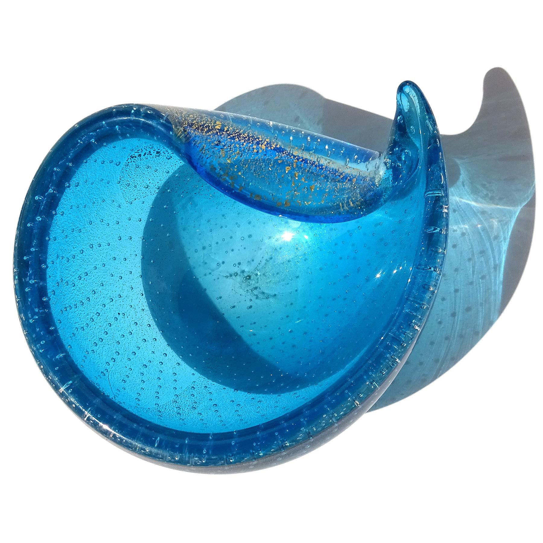 Beautiful vintage Murano hand blown sapphire blue, bubbles and gold flecks Italian art glass tear / water drop shaped decorative bowl, vide poche. Created in the manner of the Seguso Vetri d'Arte company and designer Archimede Seguso. The piece is