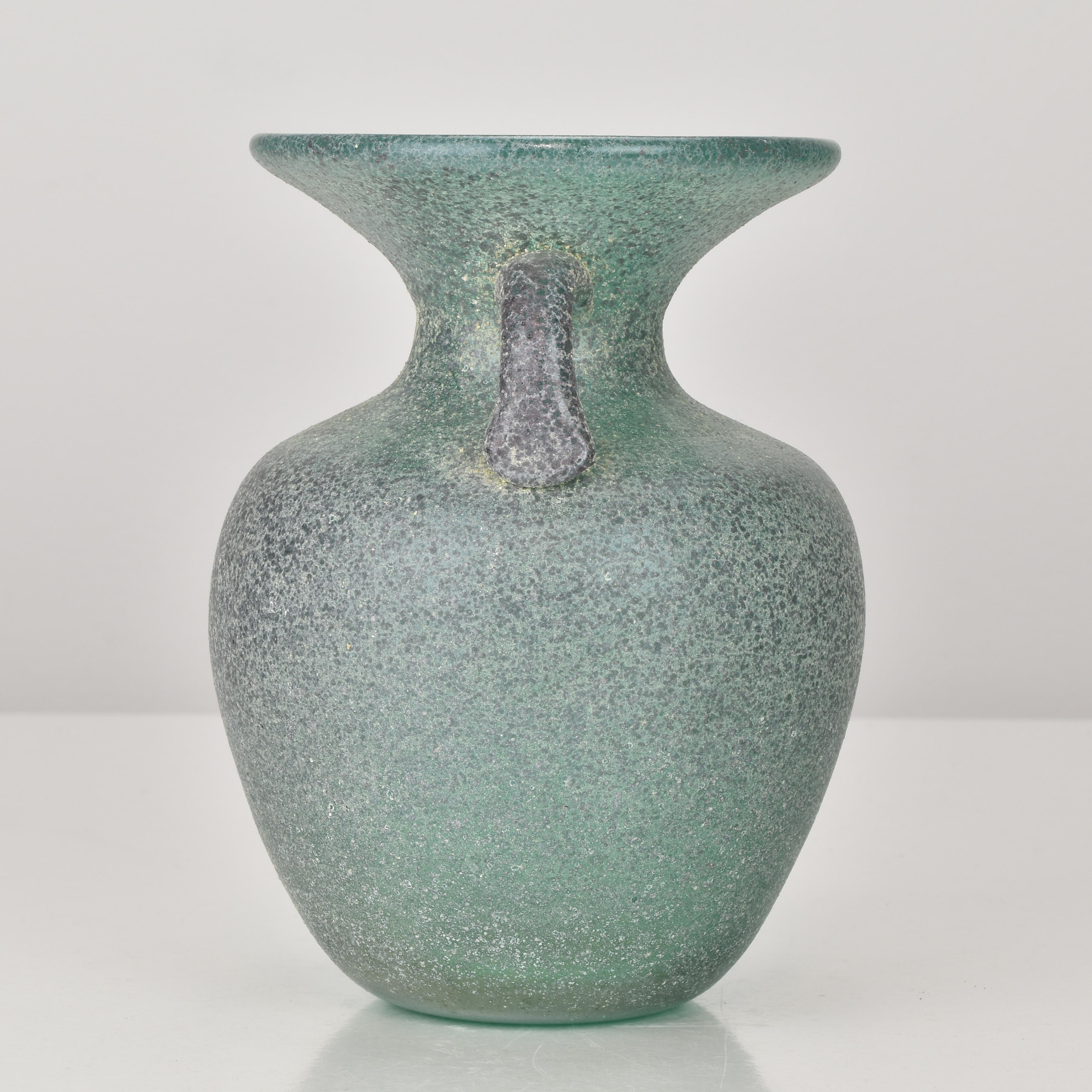 Mid-Century moderno Murano Scavo Amphora Vase attributed to Seguso, 1960s Italian Art Glass in vendita
