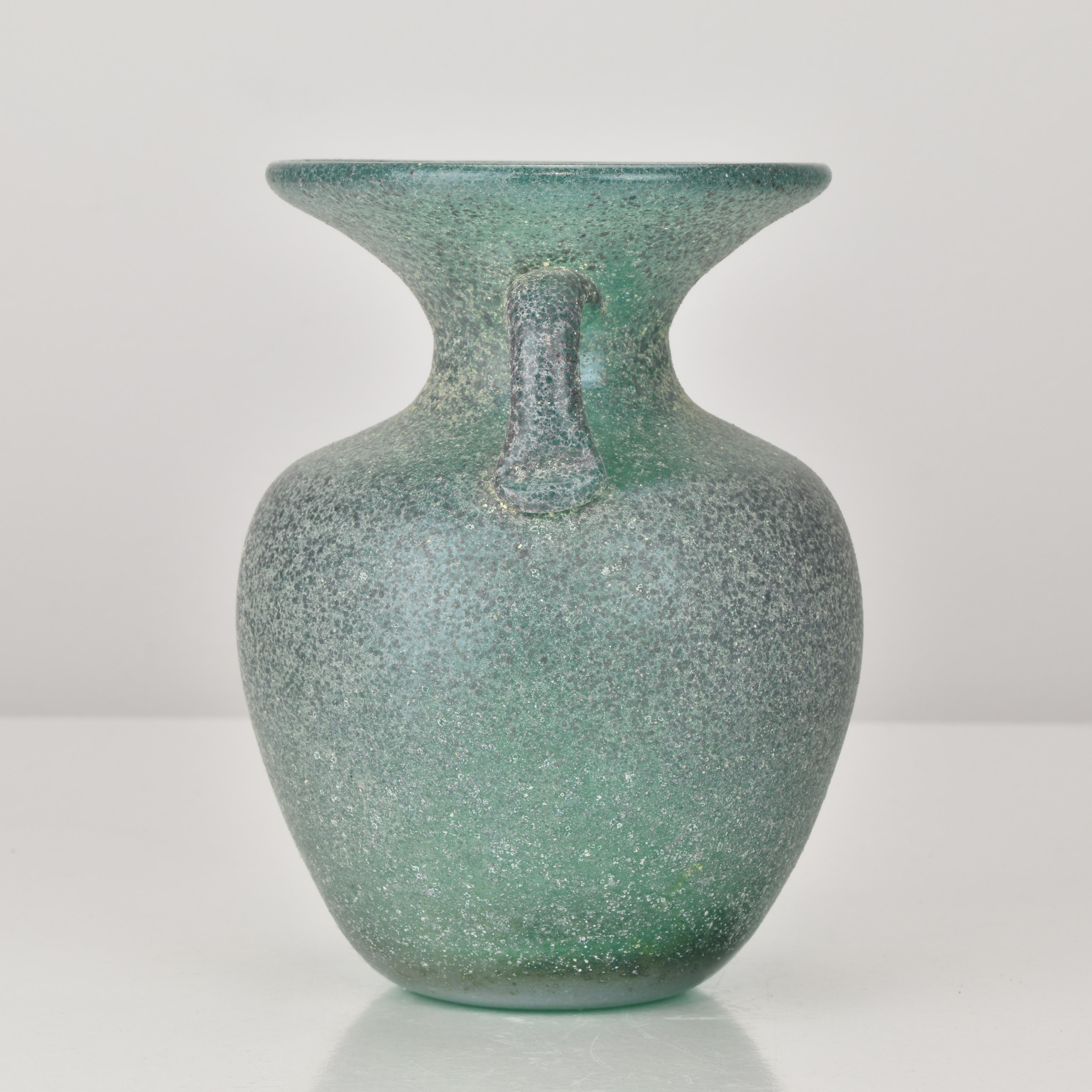 Realizzato con acquaforte Murano Scavo Amphora Vase attributed to Seguso, 1960s Italian Art Glass in vendita
