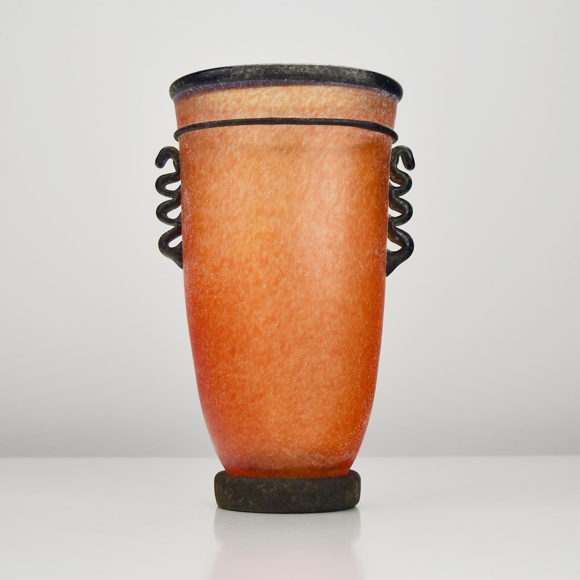 Questo straordinario vaso di Murano è realizzato in stile 