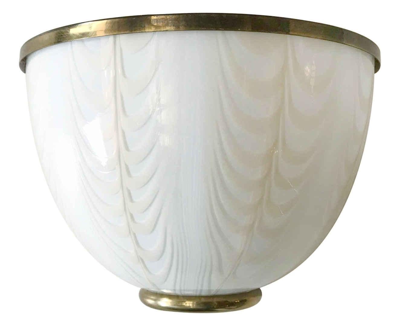 Vintage wall light with cream colored Murano glass decorated with amber feather-shaped details on brass frame and painted metal back plate, by F. Fabbian for Mazzega / Made in Italy in the 1970s
2 lights / E12 type / max 40W each
Measures: Height 8