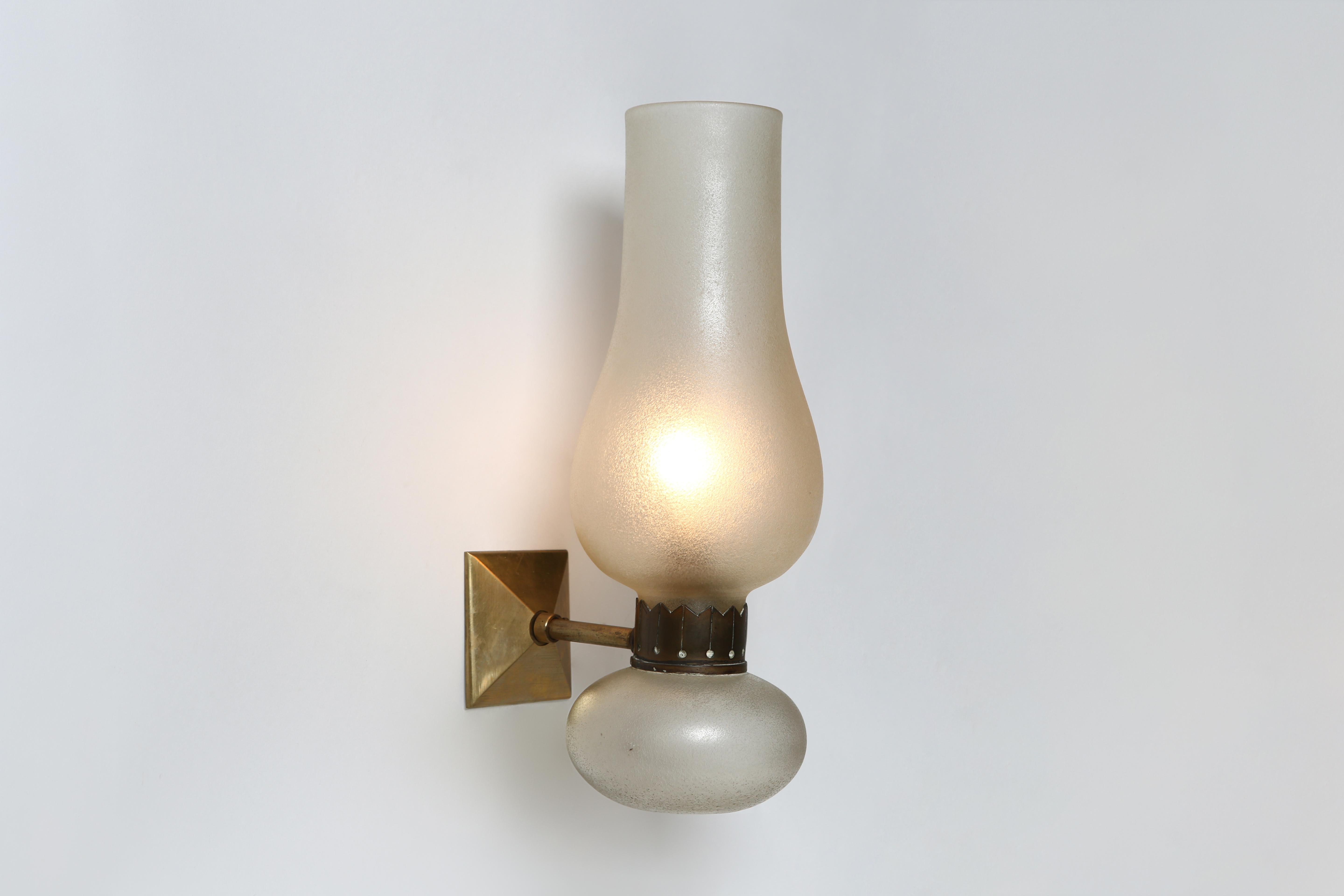 Murano sconce in corroso glass by Seguso
Made in Italy in 1940s
Takes 1 candelabra bulb.
Rewired for US with custom made brass back plate.

At Illustris Lighting our main focus is to deliver lighting fixtures to our clients in ready to install
