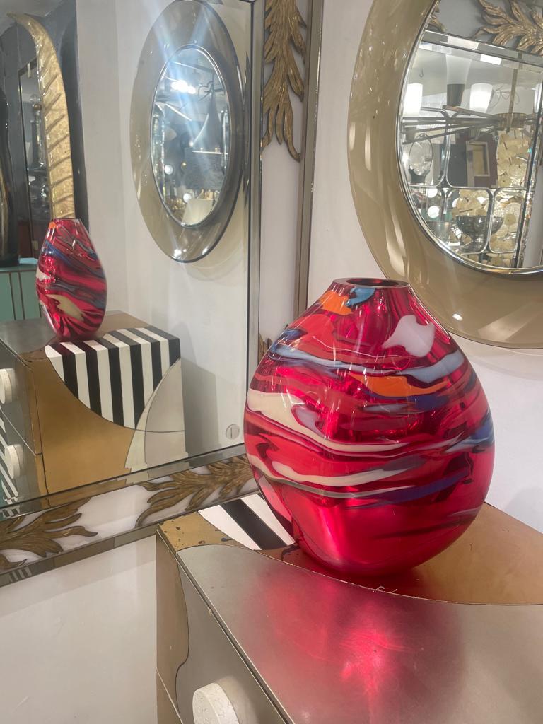 italien Vase sculptural en miroir de Murano de couleur rouge signé par Davide Dona en vente