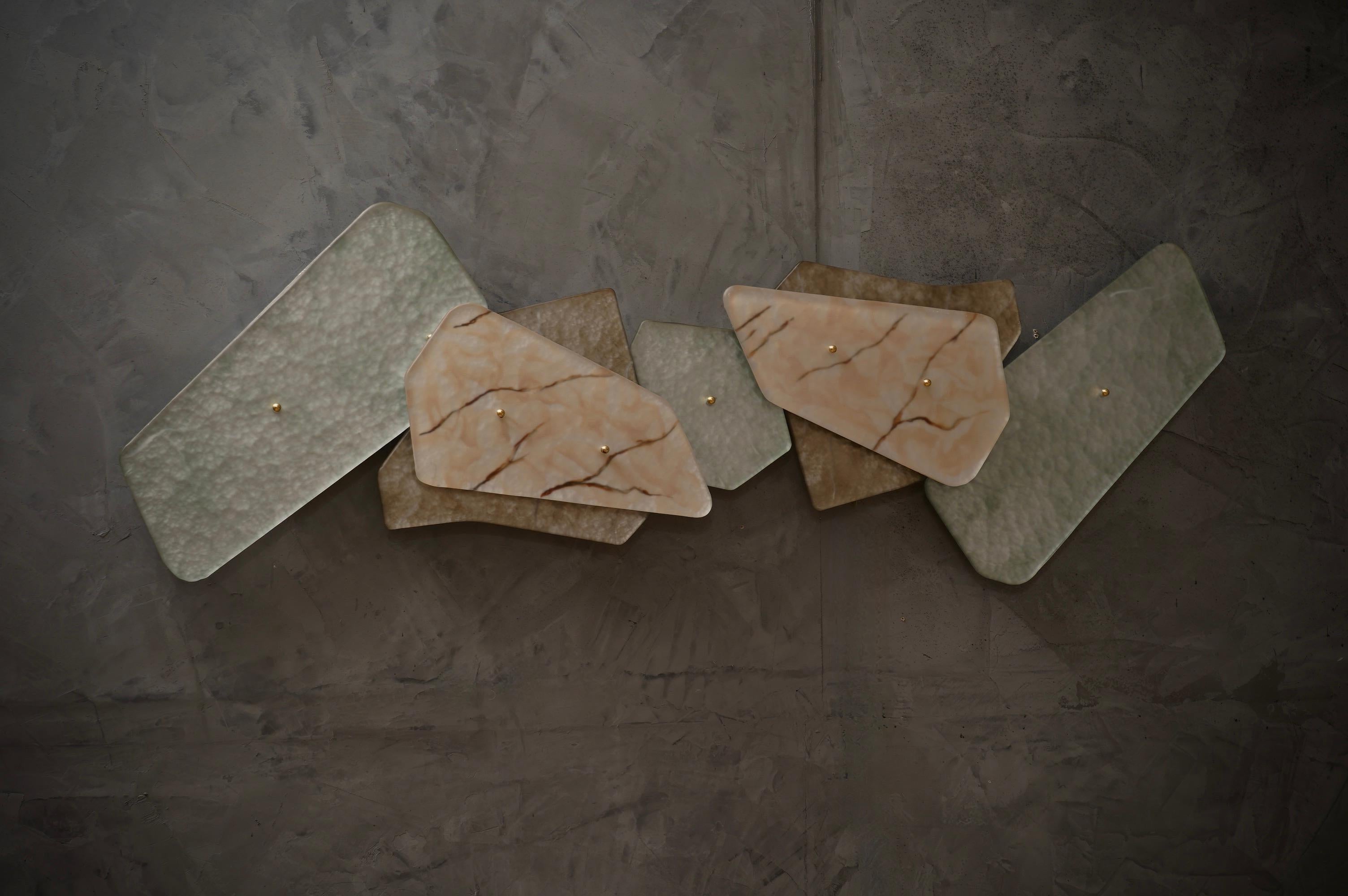 Wonderful Murano sculpture piece. Particular and original applique from Murano glassworks. Very particular lighting because it spreads the light all over your interior wall of the house where it will be applied.

The applique has a white metal