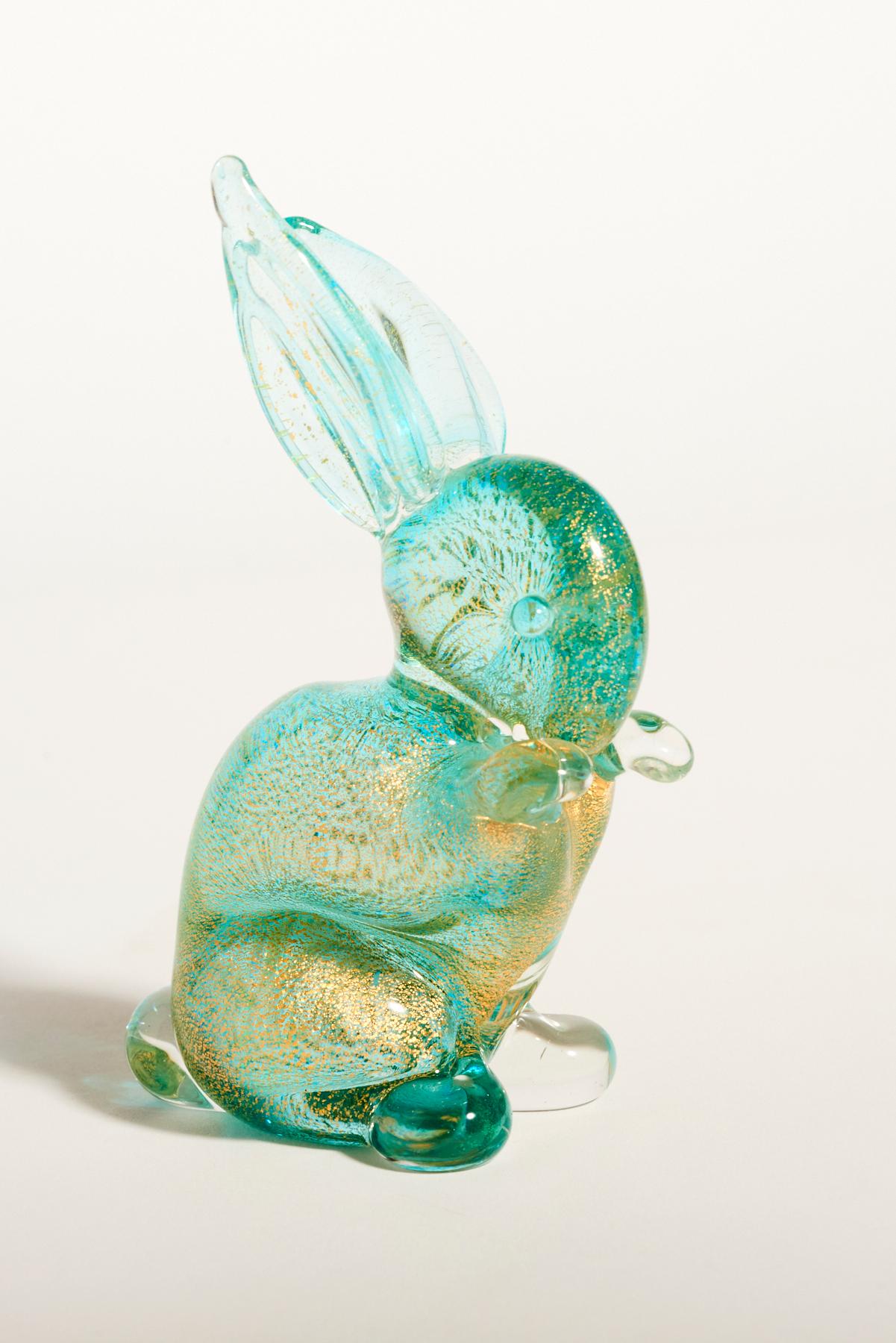 Sweet bunny in gold flecked sea green and clear glass, cute pose 

Period: 1980s-1990s

Condition: Excellent

Dimensions: 2.5