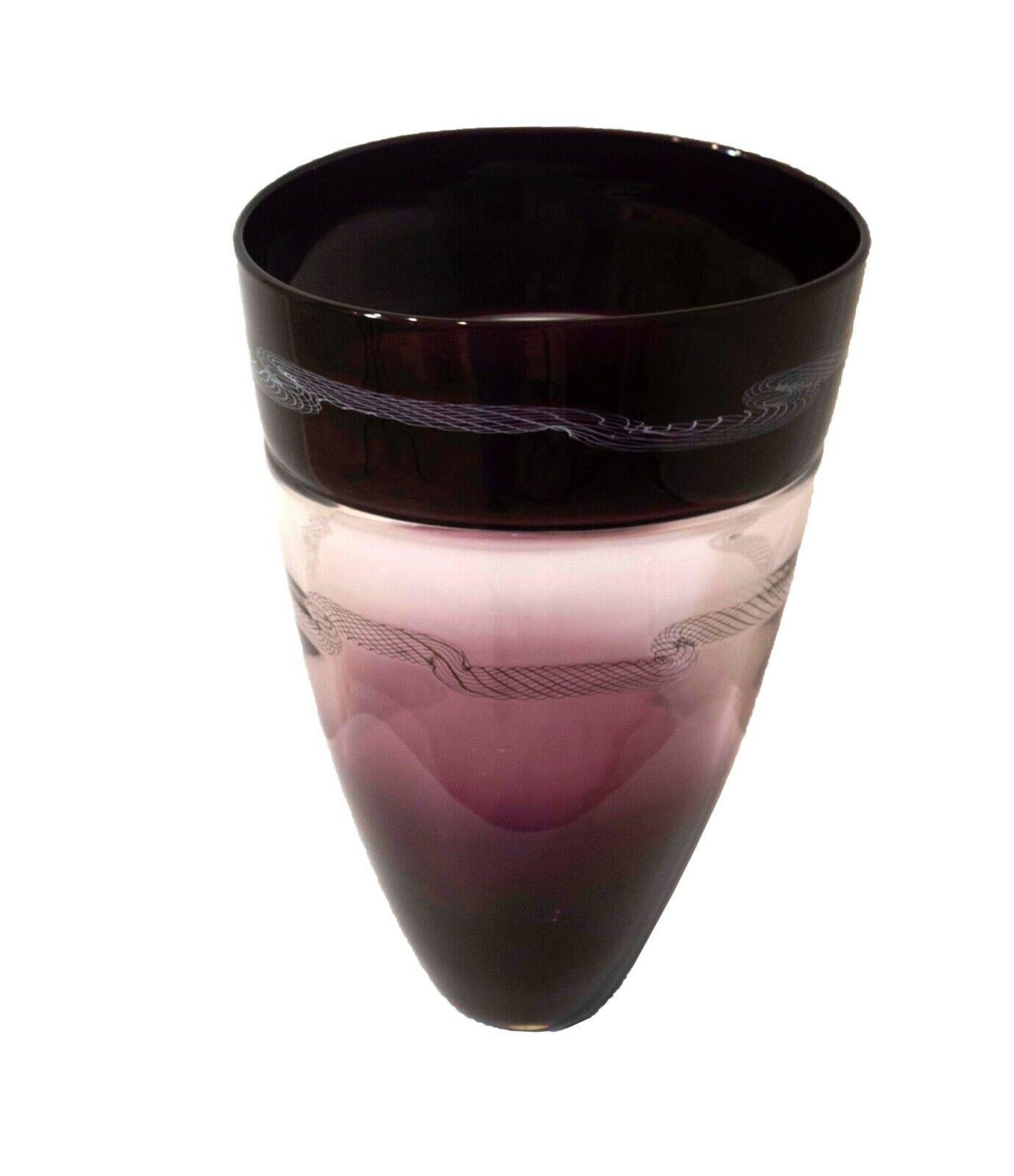 Ein wunderschönes Beispiel von Muranoglas mit dem Titel Cabaret. Diese Vase von Seguso in Hombre Purple enthält zwei seltene Motive in Weiß und Schwarz, die in das Glas geblasen wurden. Unterzeichnet und datiert 1999

Maße: 9.25