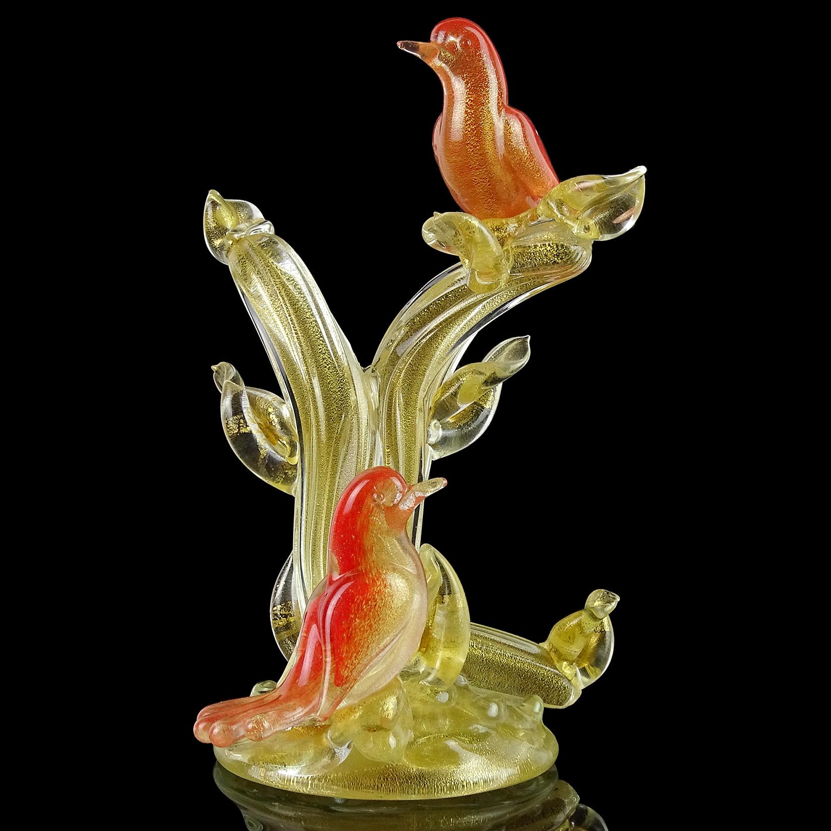 Bellissima scultura d'arte vintage di Murano soffiata a mano con uccelli di colore rosso-arancio, appollaiati su un albero, con macchie d'oro. Il pezzo è documentato dal designer Archimede Seguso. Gli uccelli sono stati creati con la tecnica dei