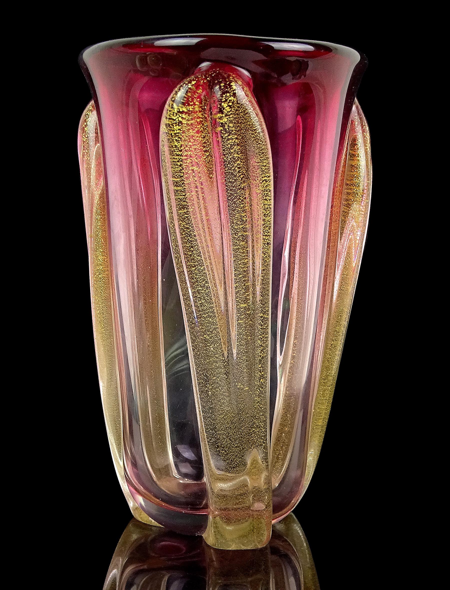 Bellissimo vaso da fiori in vetro artistico italiano di Murano Glass Sommerso soffiato a mano, con bordo rosa rosso e macchie d'oro. Il pezzo è stato creato alla maniera del designer Archimede Seguso. Il vaso ha una forma triangolare nella parte