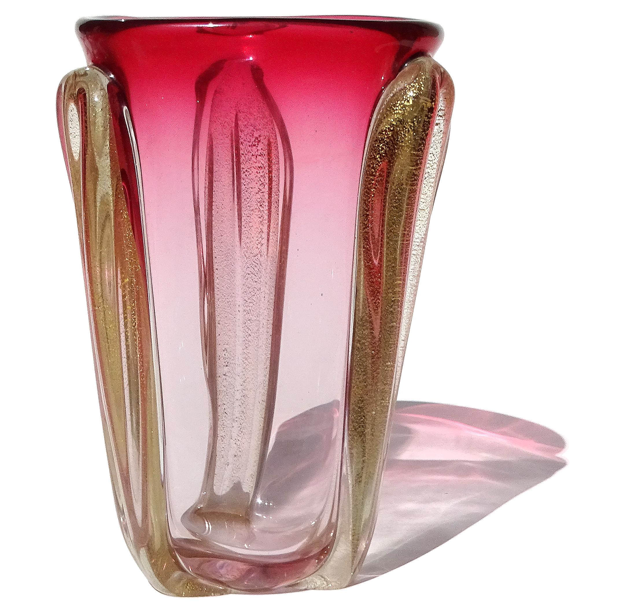 Mid-Century moderno Vaso da fiori in vetro artistico italiano di Murano Glass Sommerso rosso e rosa a macchie d'oro in vendita