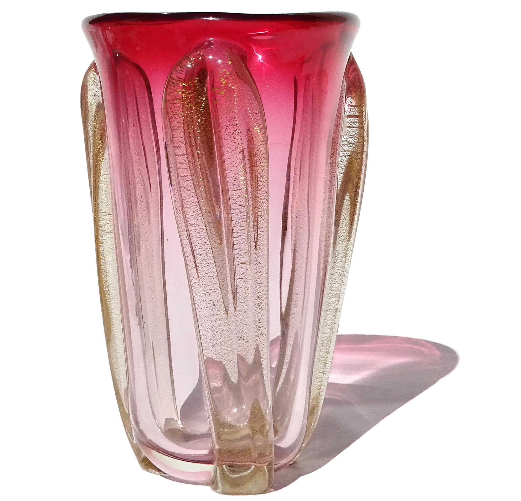 Italiano Vaso da fiori in vetro artistico italiano di Murano Glass Sommerso rosso e rosa a macchie d'oro in vendita