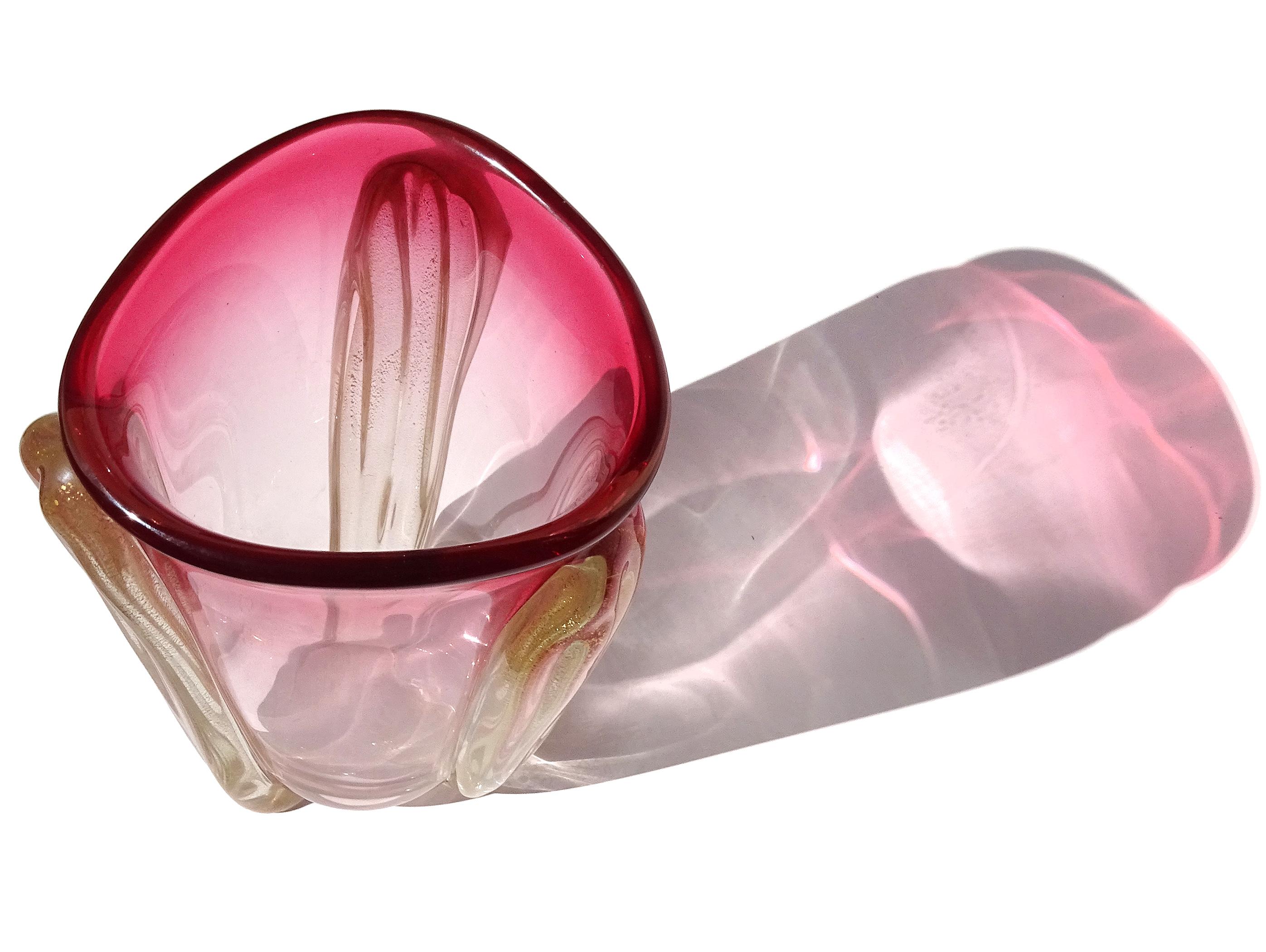 Vaso da fiori in vetro artistico italiano di Murano Glass Sommerso rosso e rosa a macchie d'oro In condizioni buone in vendita a Kissimmee, FL