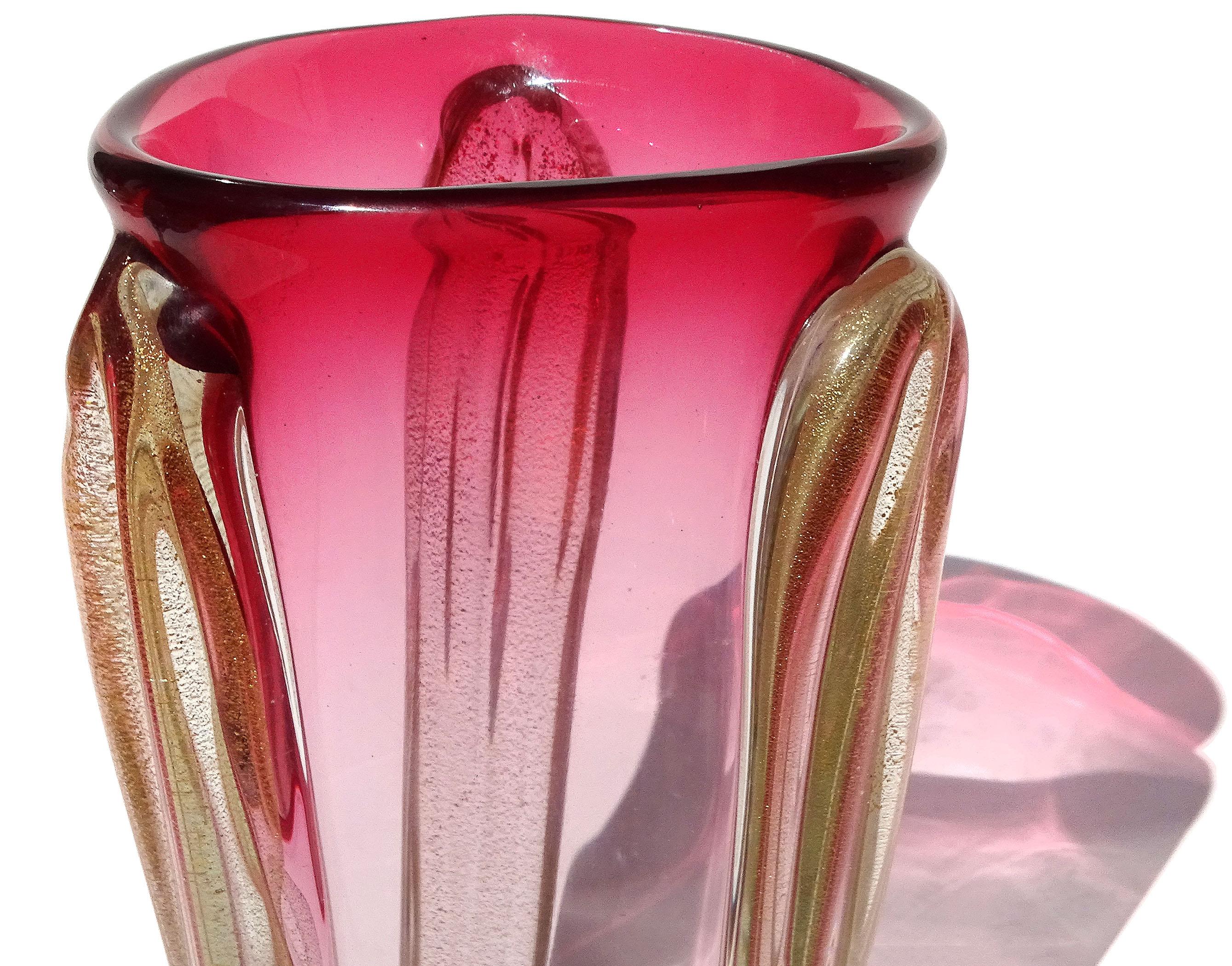 XX secolo Vaso da fiori in vetro artistico italiano di Murano Glass Sommerso rosso e rosa a macchie d'oro in vendita