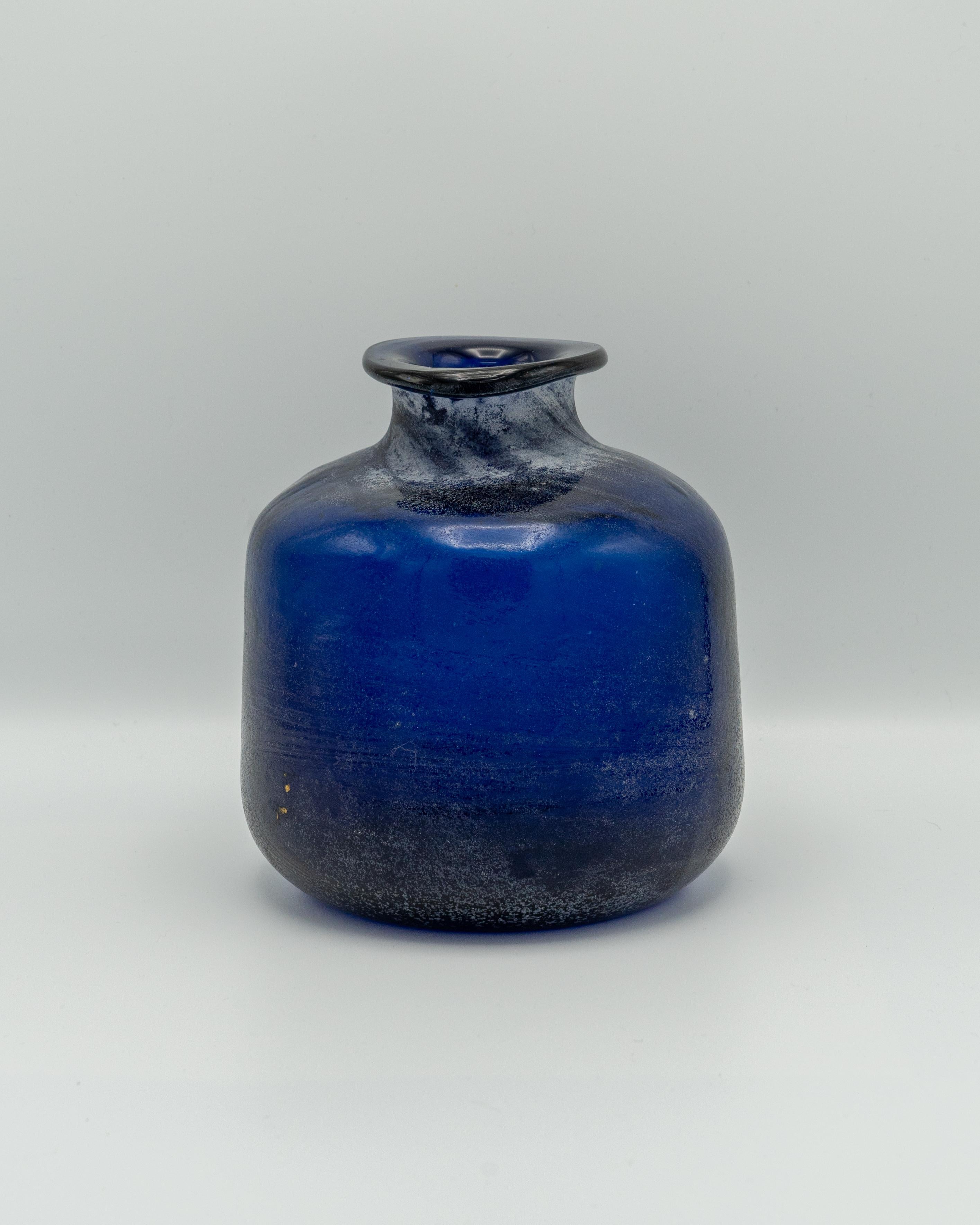 Vaso in vetro blu cobalto di Murano Seguso Scavo, soffiato a mano, anni '80, finitura brutalista 2