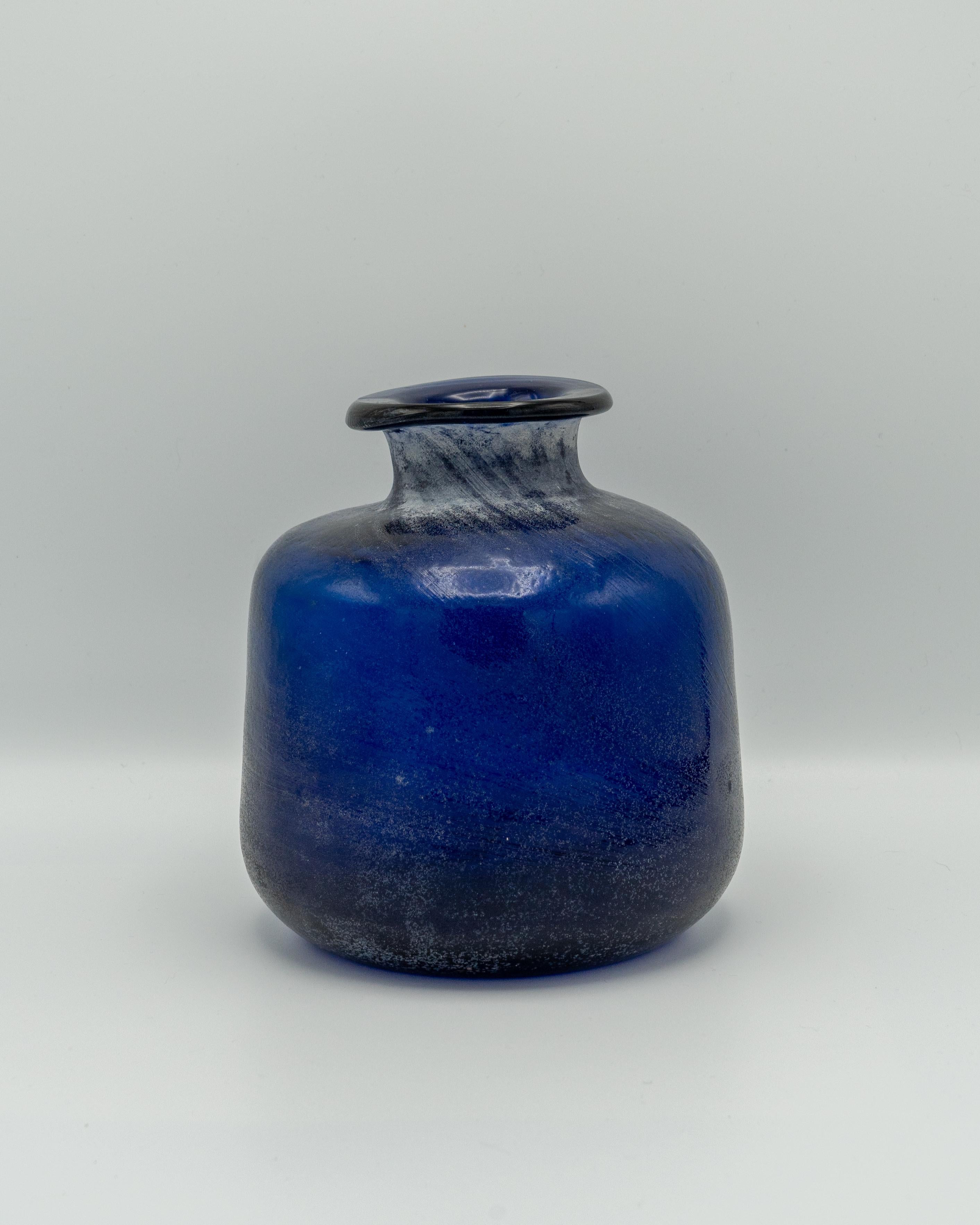 Vaso in vetro blu cobalto di Murano Seguso Scavo, soffiato a mano, anni '80, finitura brutalista 3